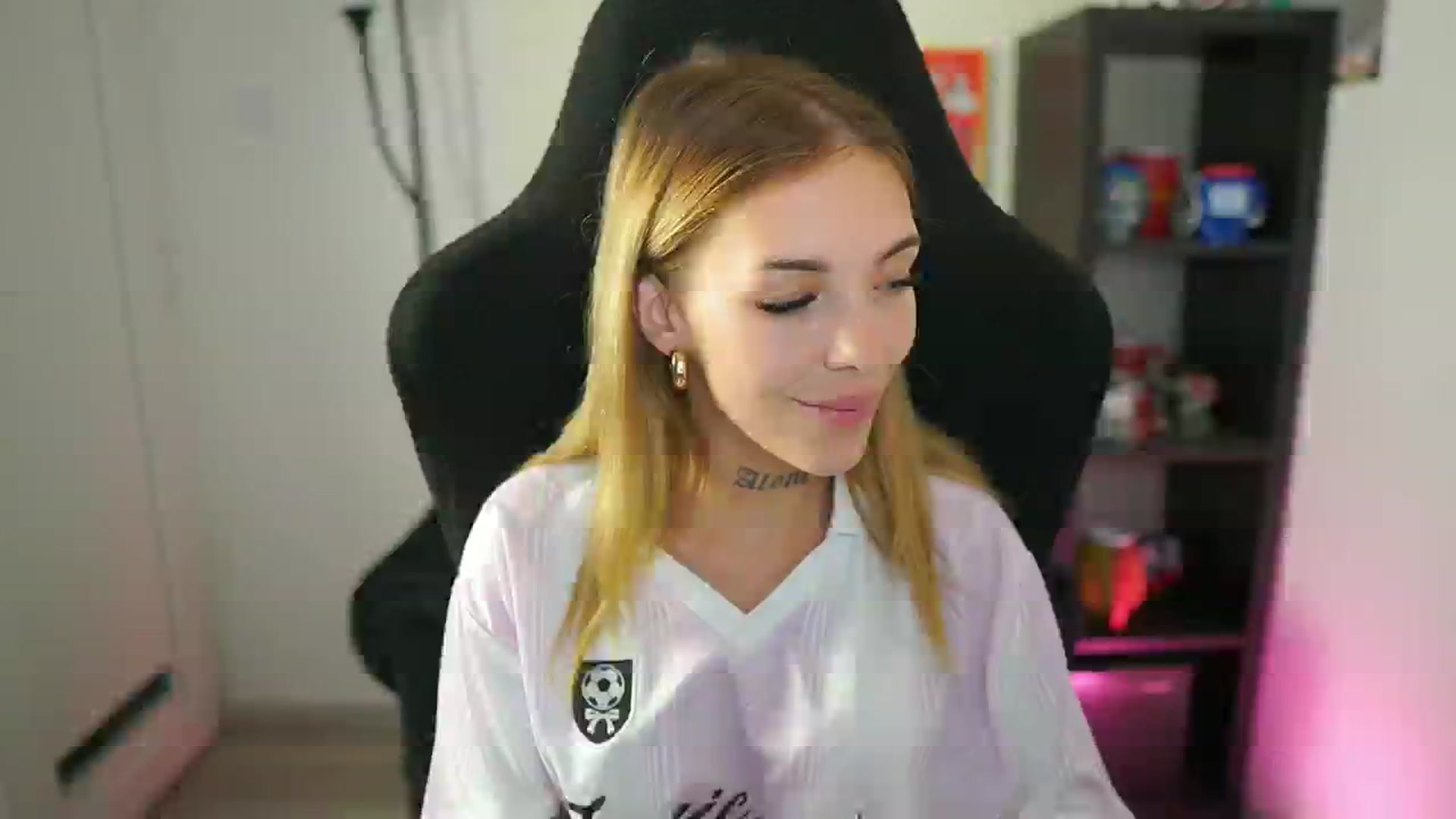 Gallery image thumbnail from Alexxisky's myfreecams stream on, 08/24/2025, 18:06 image 19 of 20