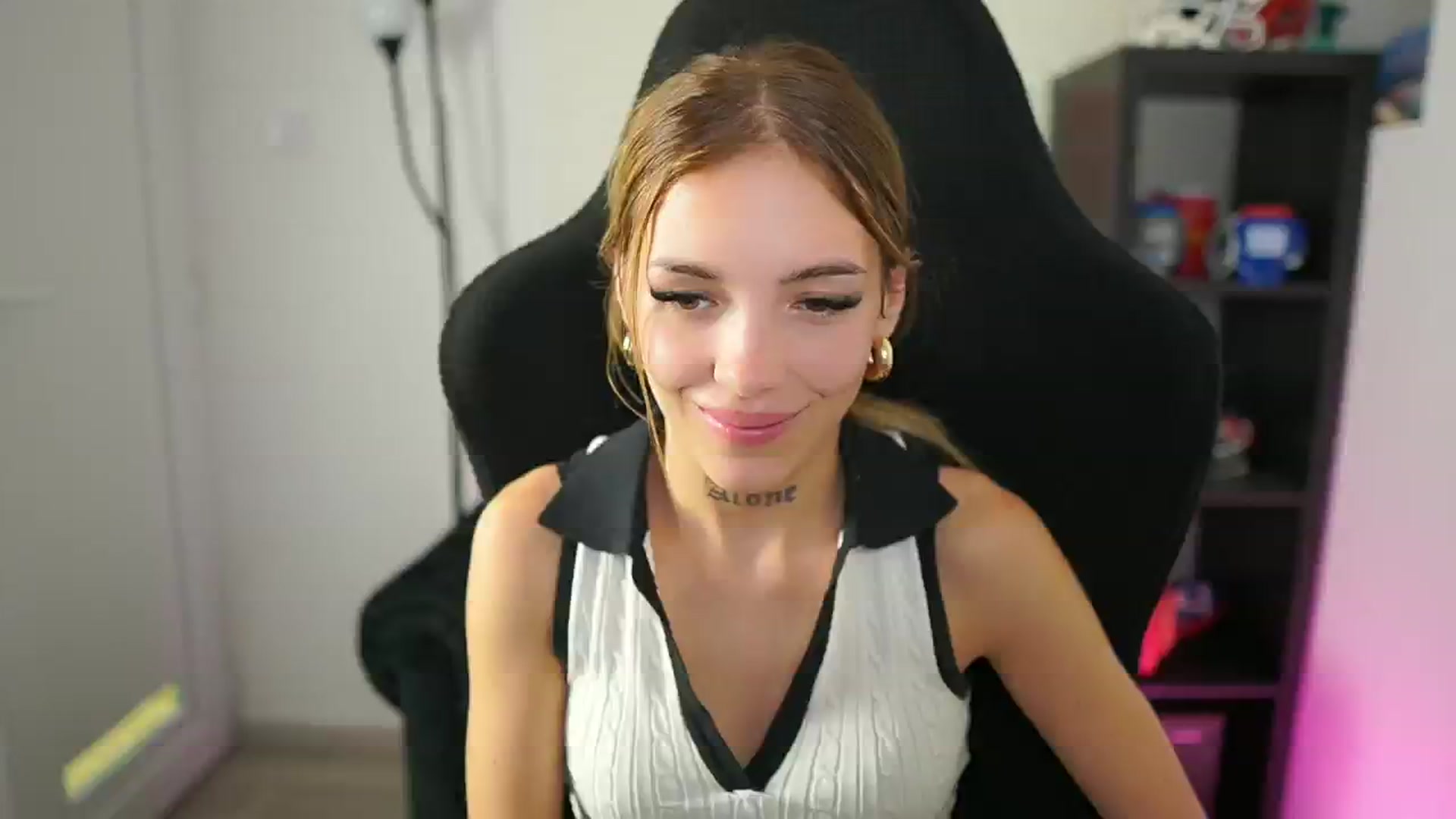 Gallery image thumbnail from Alexxisky's myfreecams stream on, 08/27/2025, 10:27 image 3 of 20