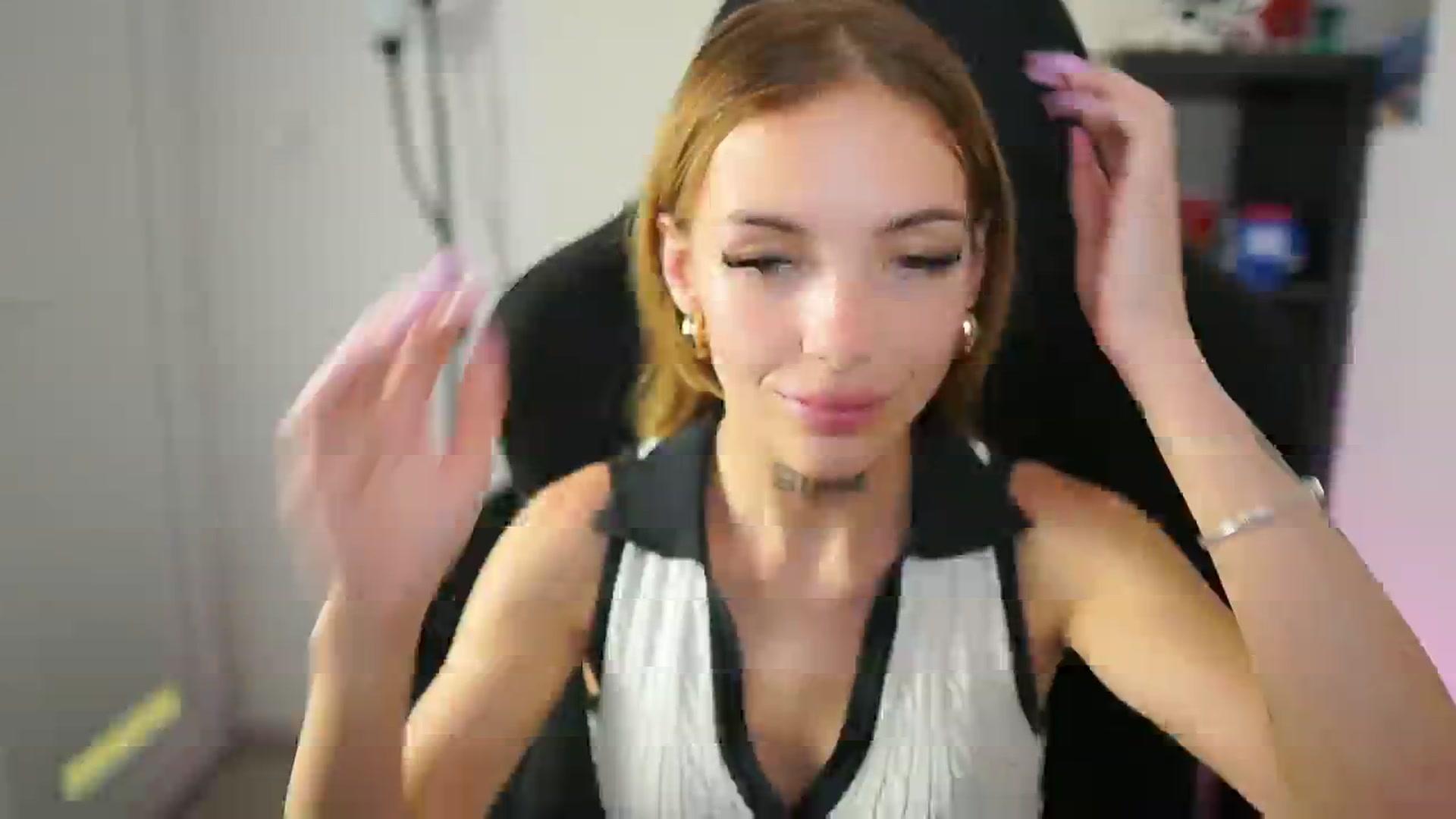 Gallery image thumbnail from Alexxisky's myfreecams stream on, 08/27/2025, 10:27 image 13 of 20