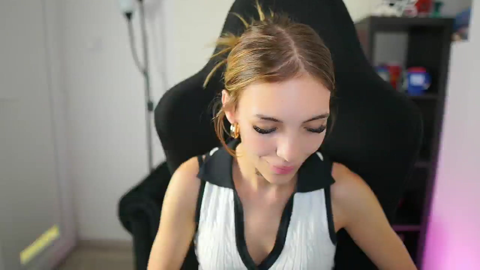 Gallery image thumbnail from Alexxisky's myfreecams stream on, 08/27/2025, 10:27 image 17 of 20