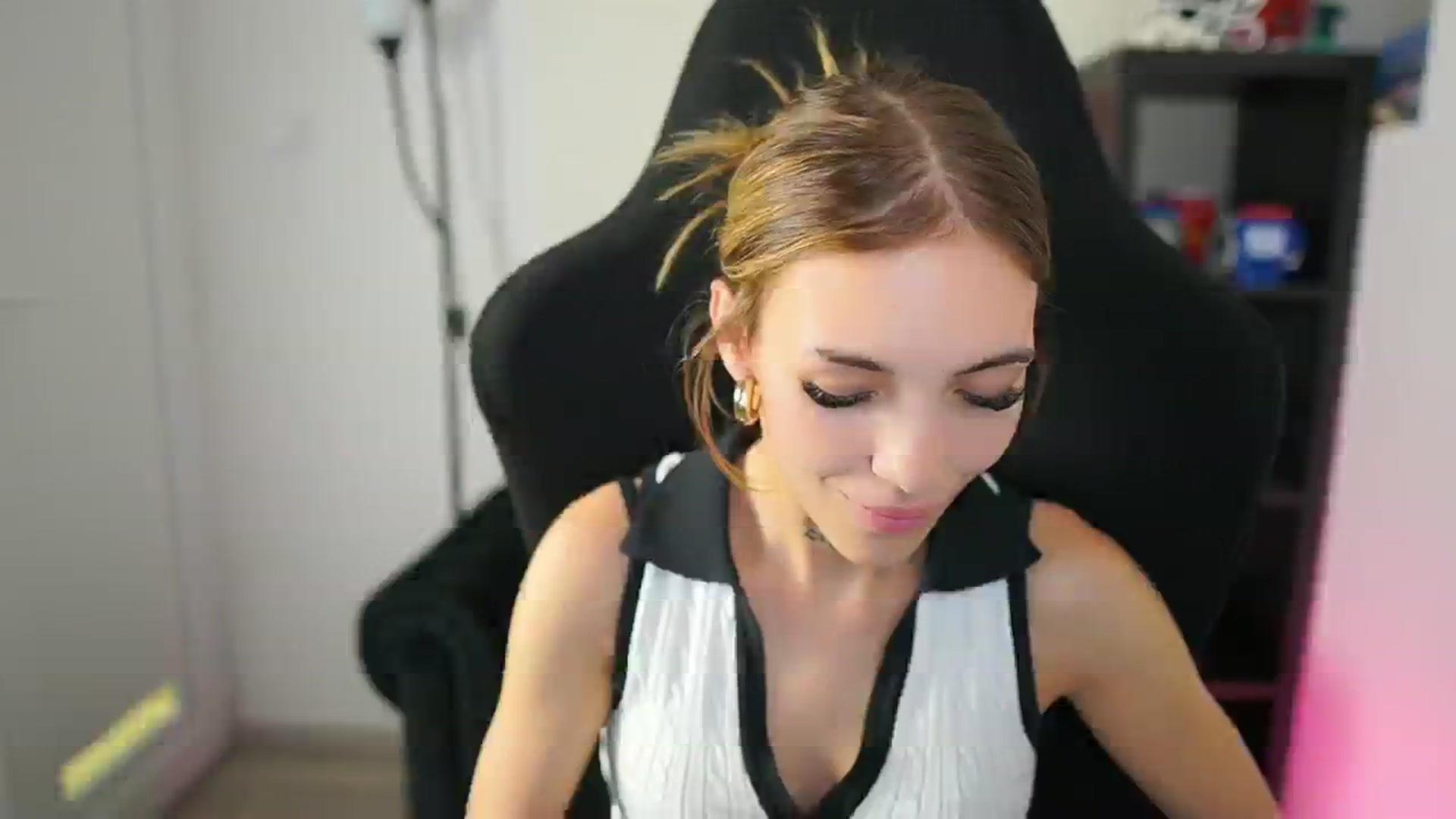 Gallery image thumbnail from Alexxisky's myfreecams stream on, 08/27/2025, 10:27 image 19 of 20