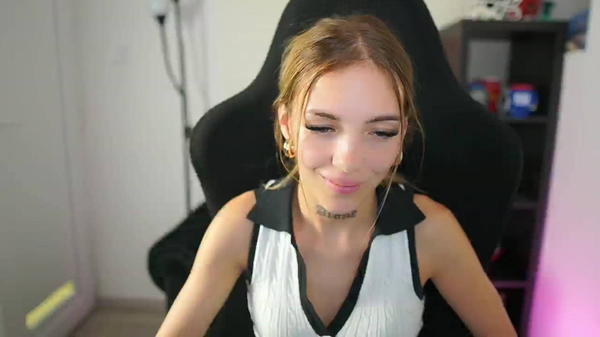 Gallery image thumbnail from Alexxisky's myfreecams stream on, 08/27/2025, 10:27 image 4 of 20