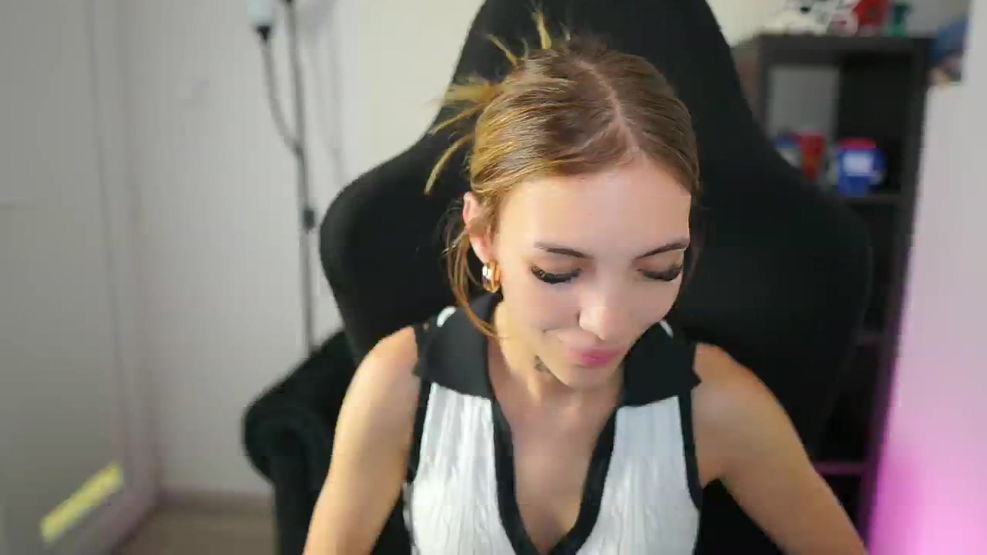 Gallery image thumbnail from Alexxisky's myfreecams stream on, 08/27/2025, 10:27 image 18 of 20