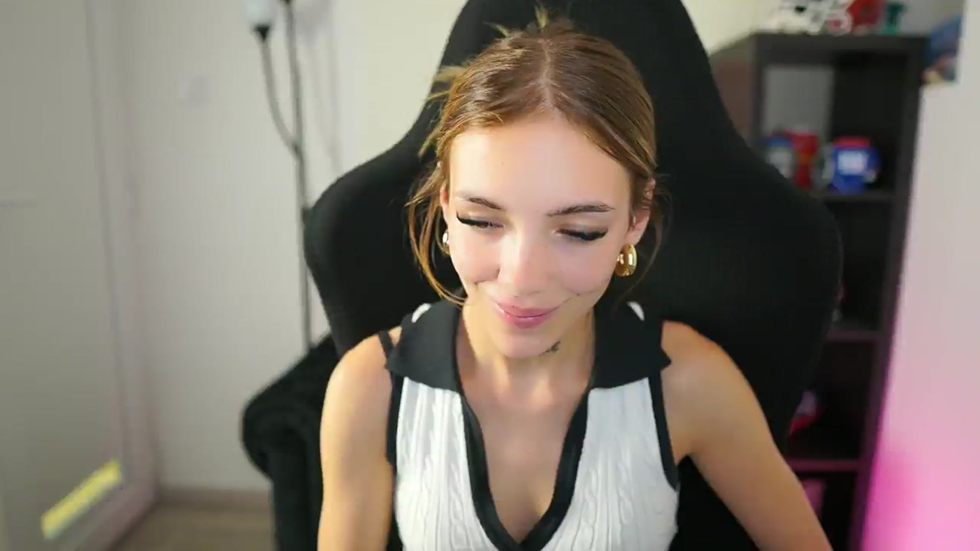 Gallery image thumbnail from Alexxisky's myfreecams stream on, 08/27/2025, 10:27 image 16 of 20