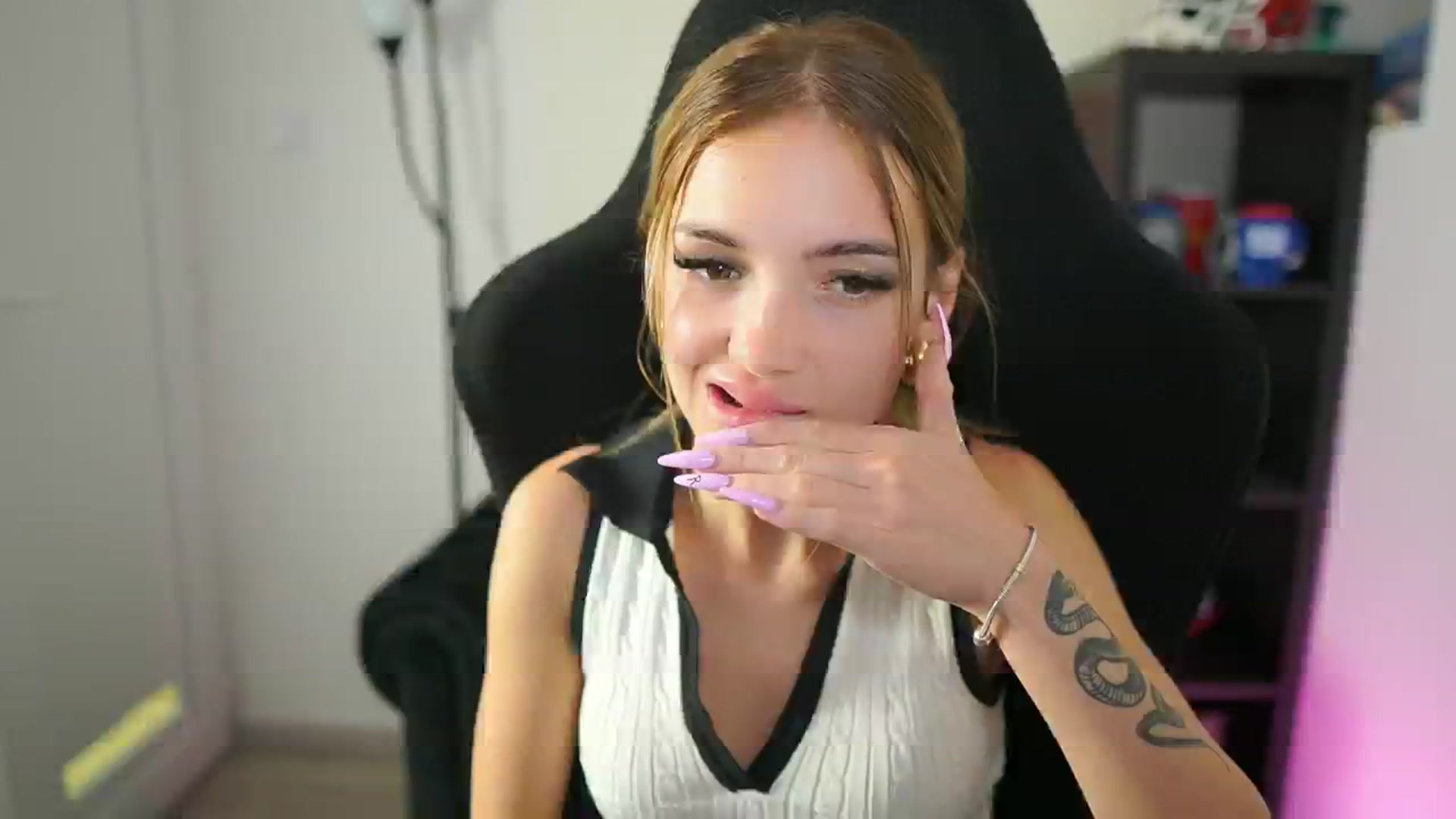 Gallery image thumbnail from Alexxisky's myfreecams stream on, 08/27/2025, 10:27 image 5 of 20