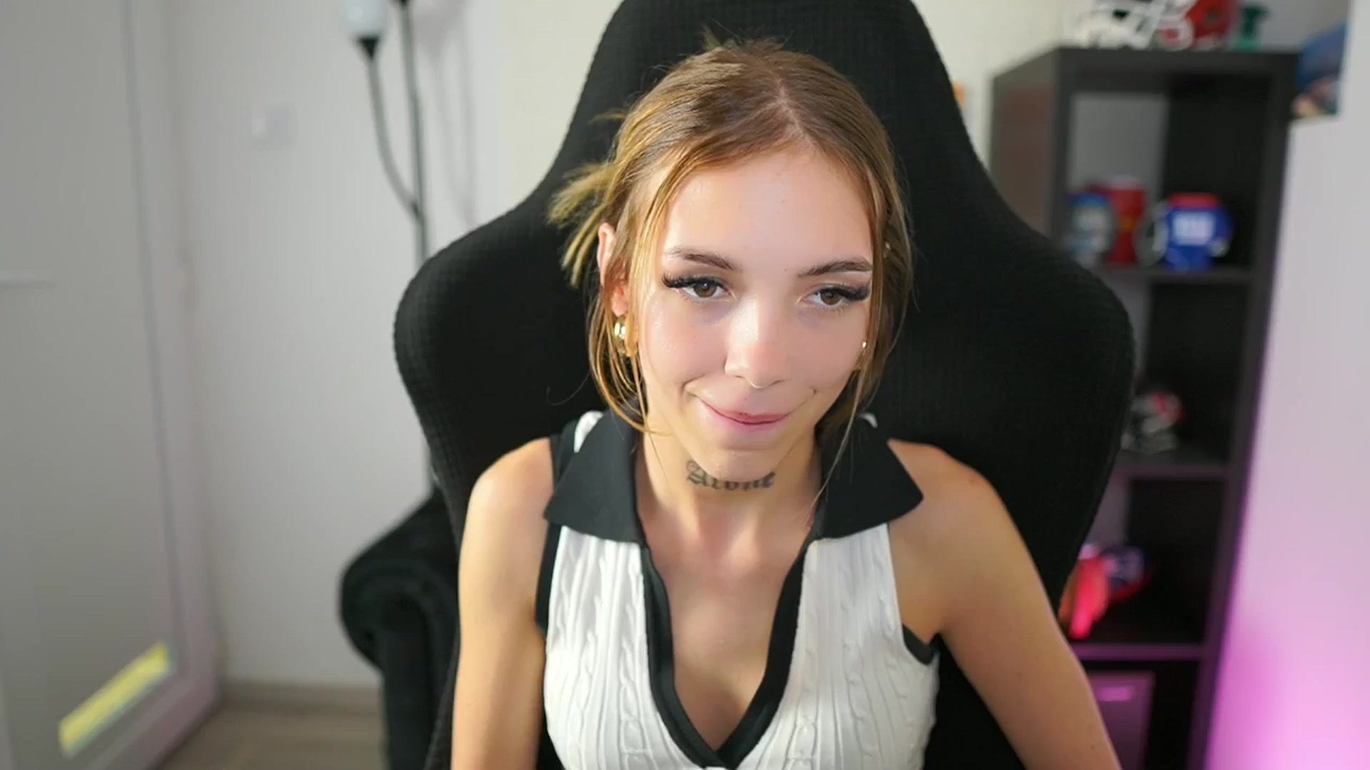 Gallery image thumbnail from Alexxisky's myfreecams stream on, 08/27/2025, 11:57 image 15 of 20