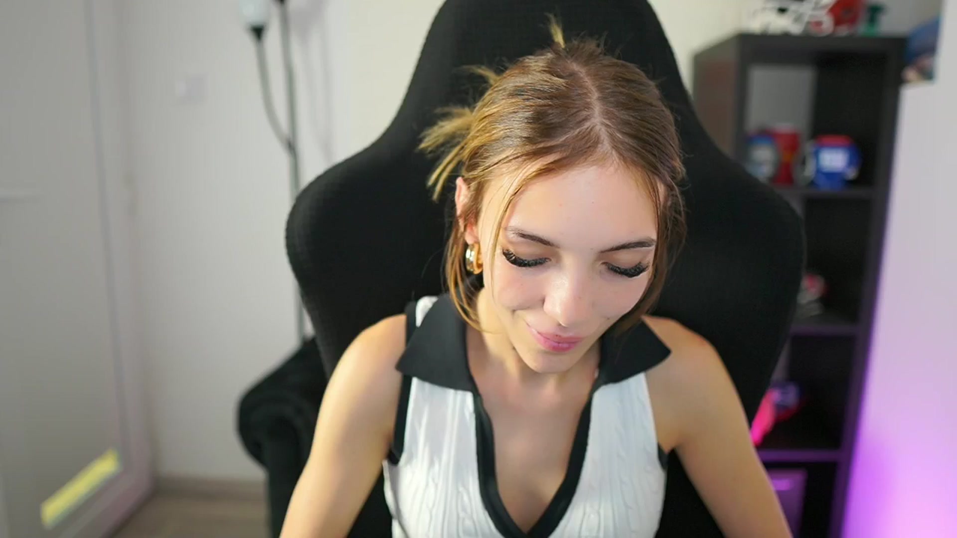 Gallery image thumbnail from Alexxisky's myfreecams stream on, 08/27/2025, 11:57 image 4 of 20