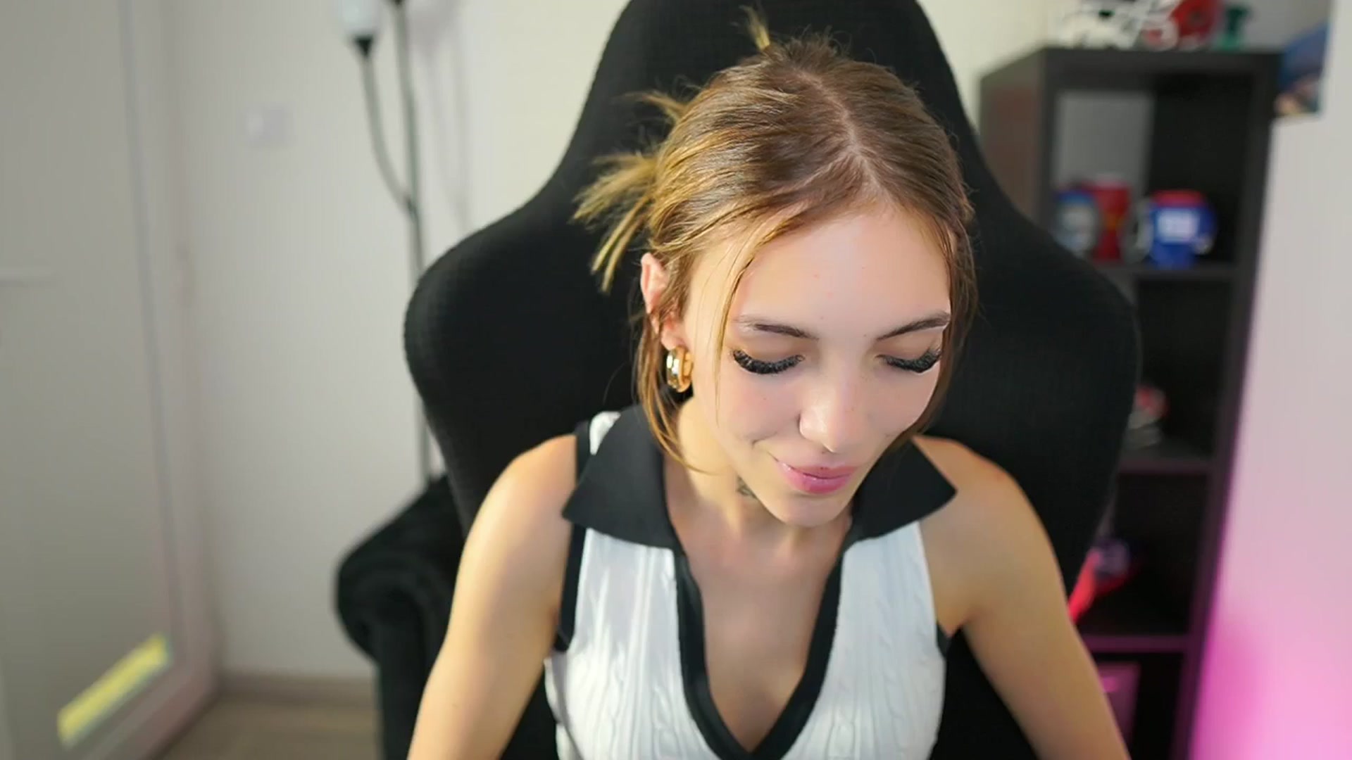 Gallery image thumbnail from Alexxisky's myfreecams stream on, 08/27/2025, 11:57 image 3 of 20