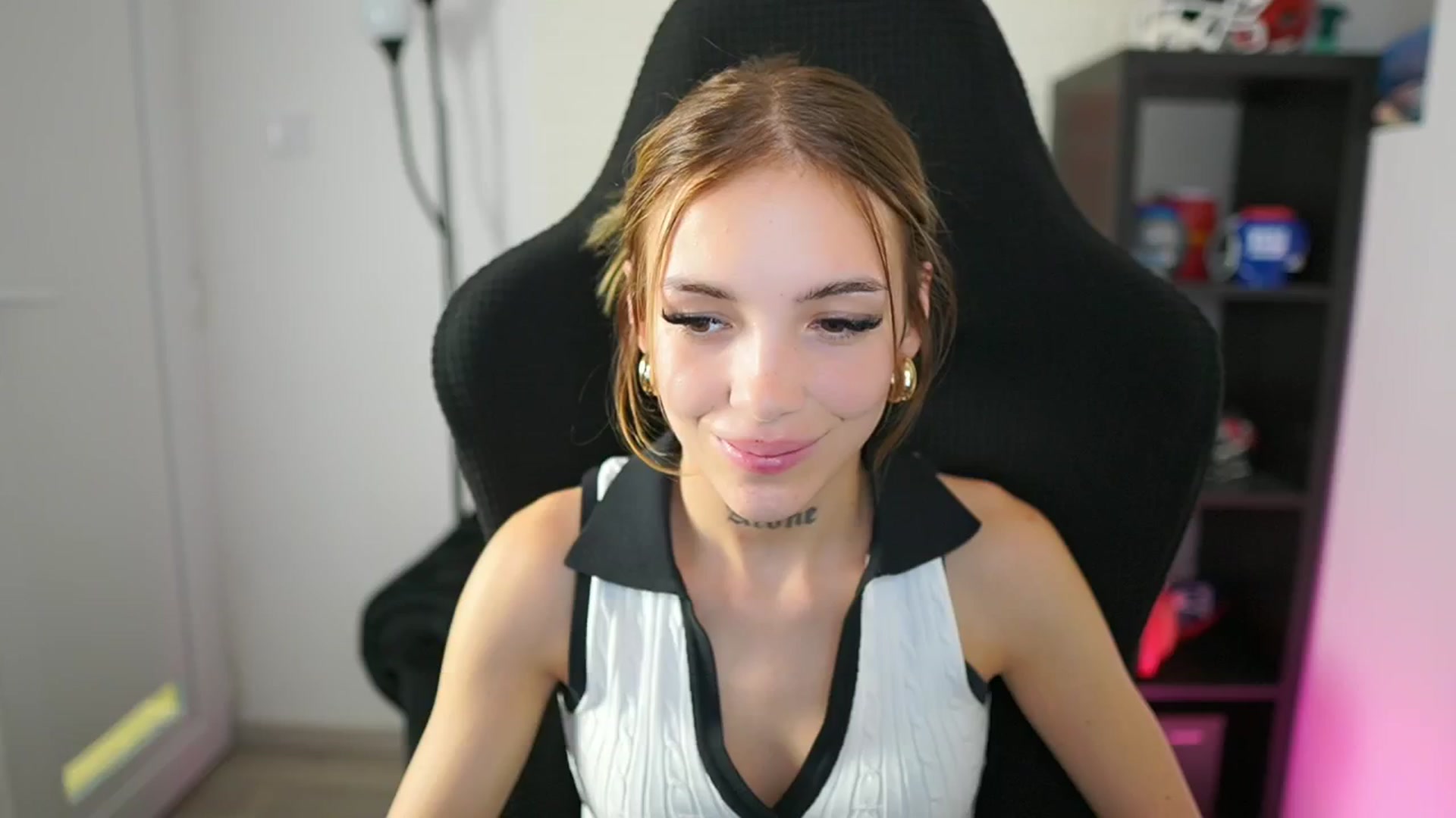 Gallery image thumbnail from Alexxisky's myfreecams stream on, 08/27/2025, 11:57 image 5 of 20