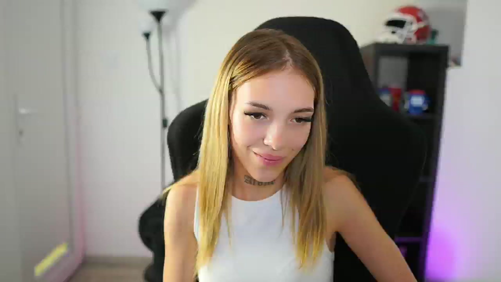 Gallery image thumbnail from Alexxisky's myfreecams stream on, 08/29/2025, 17:35 image 11 of 20