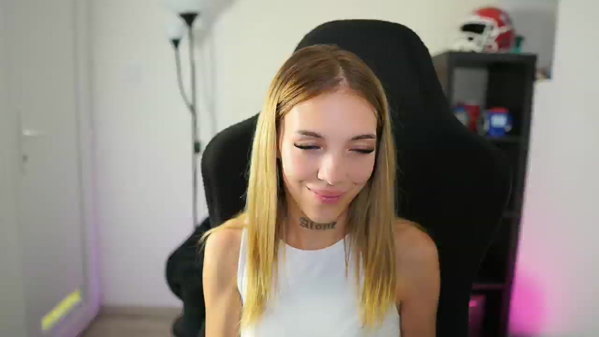 Gallery image thumbnail from Alexxisky's myfreecams stream on, 08/29/2025, 17:35 image 10 of 20