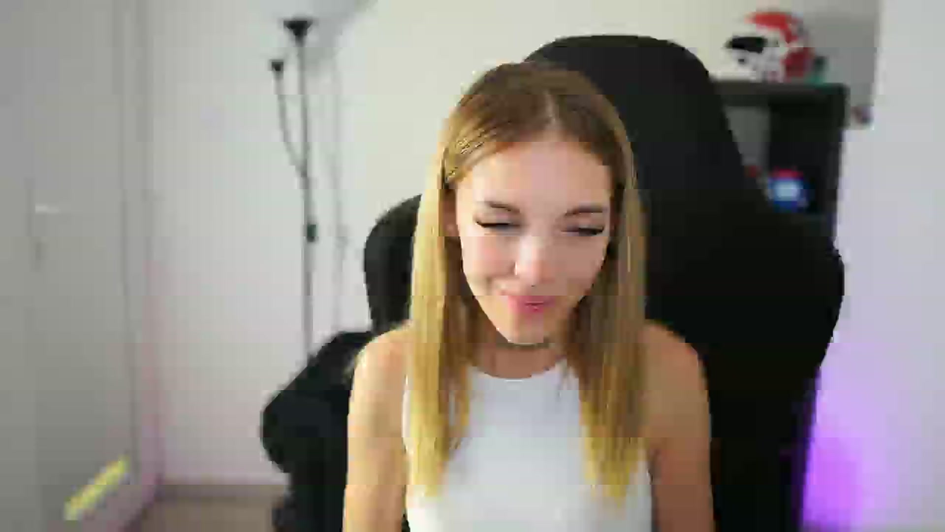 Gallery image thumbnail from Alexxisky's myfreecams stream on, 08/29/2025, 17:35 image 14 of 20