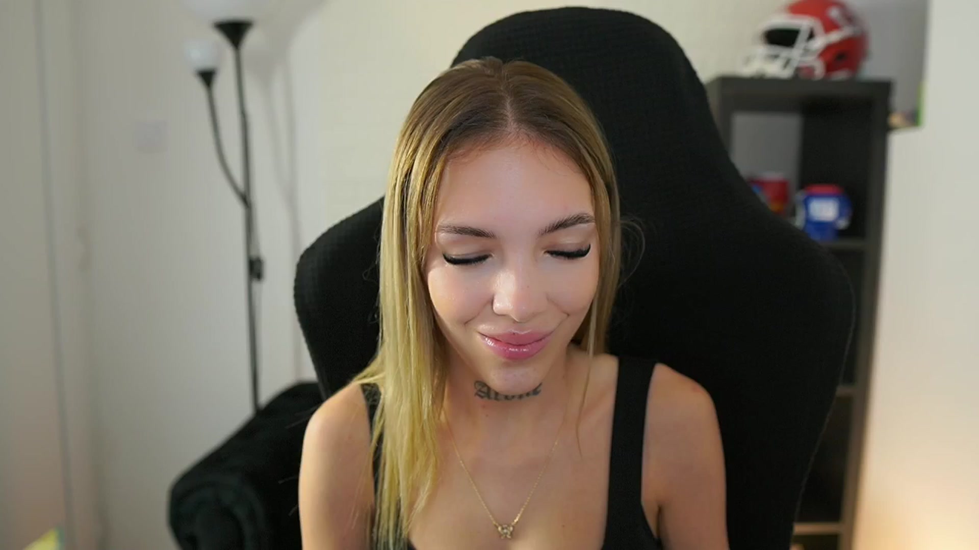Gallery image thumbnail from Alexxisky's myfreecams stream on, 09/15/2025, 15:03 image 15 of 20
