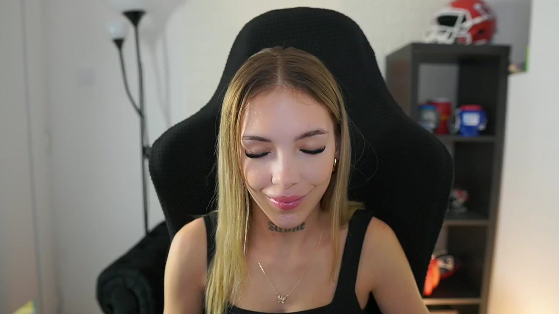 Gallery image thumbnail from Alexxisky's myfreecams stream on, 09/15/2025, 16:13 image 18 of 20