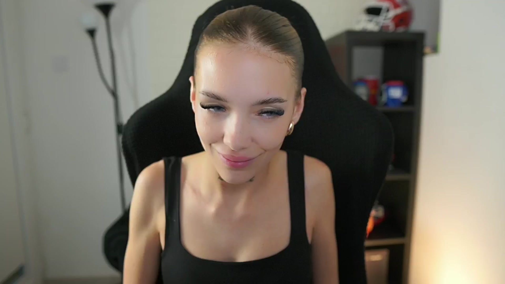 Gallery image thumbnail from Alexxisky's myfreecams stream on, 09/22/2025, 15:04 image 16 of 20