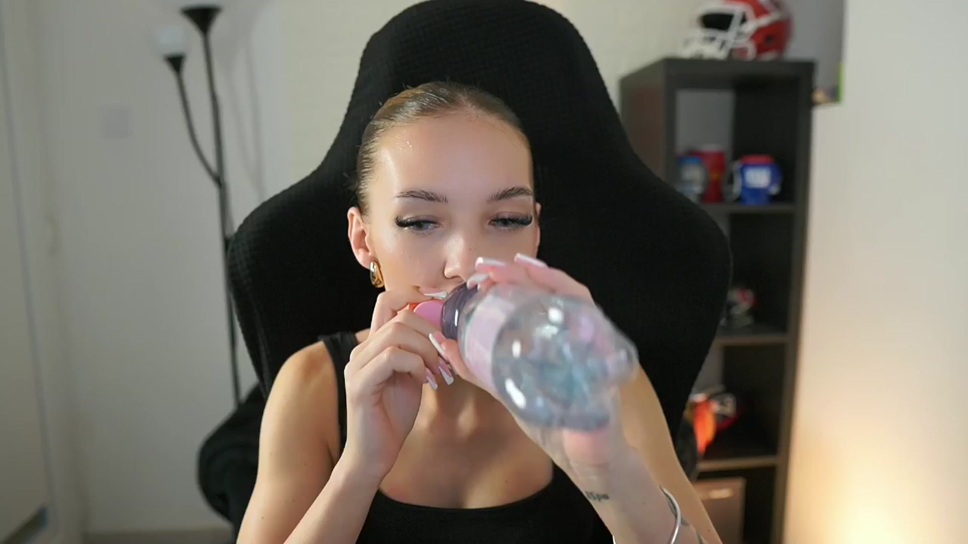 Gallery image thumbnail from Alexxisky's myfreecams stream on, 09/22/2025, 16:25 image 18 of 20