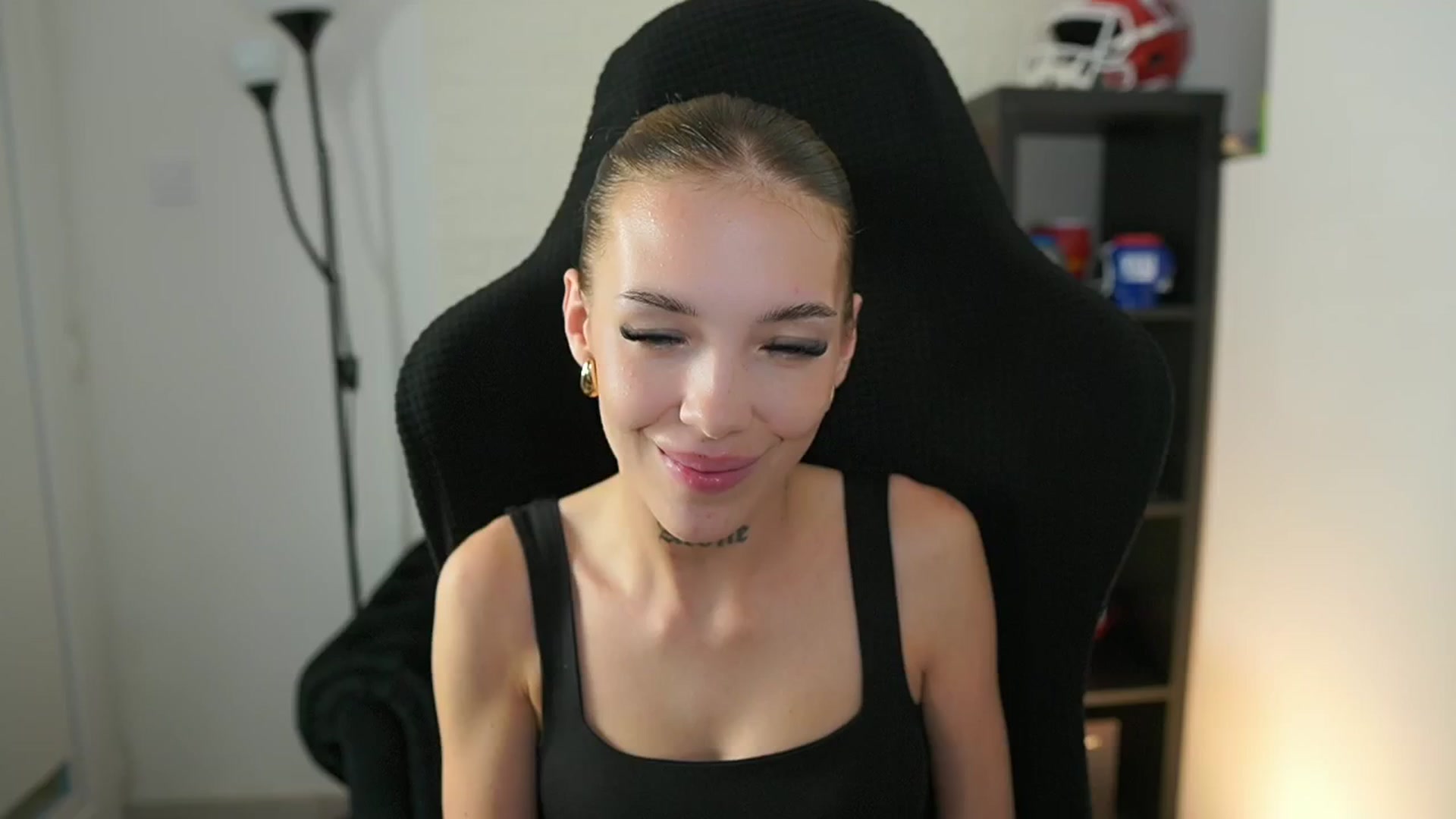 Gallery image thumbnail from Alexxisky's myfreecams stream on, 09/22/2025, 16:25 image 4 of 20