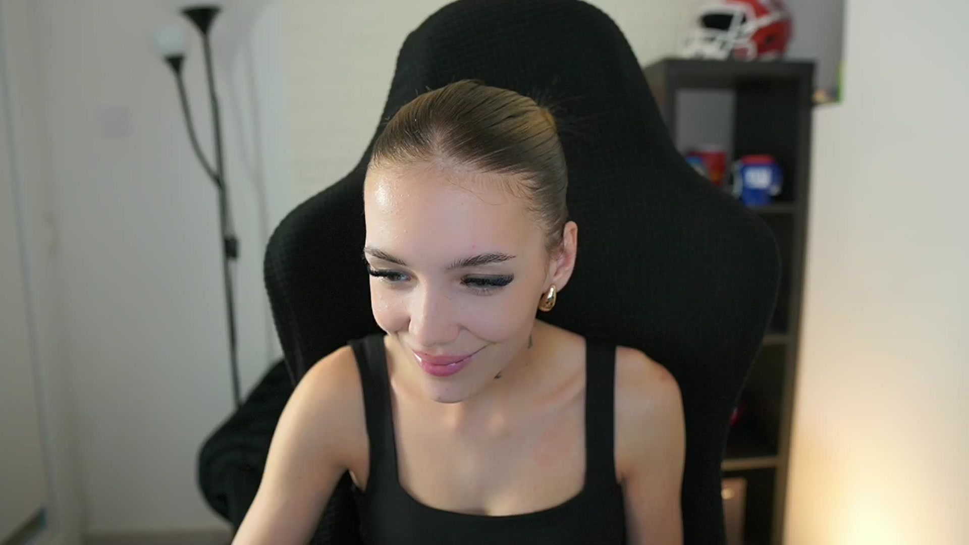 Gallery image thumbnail from Alexxisky's myfreecams stream on, 09/22/2025, 16:25 image 8 of 20