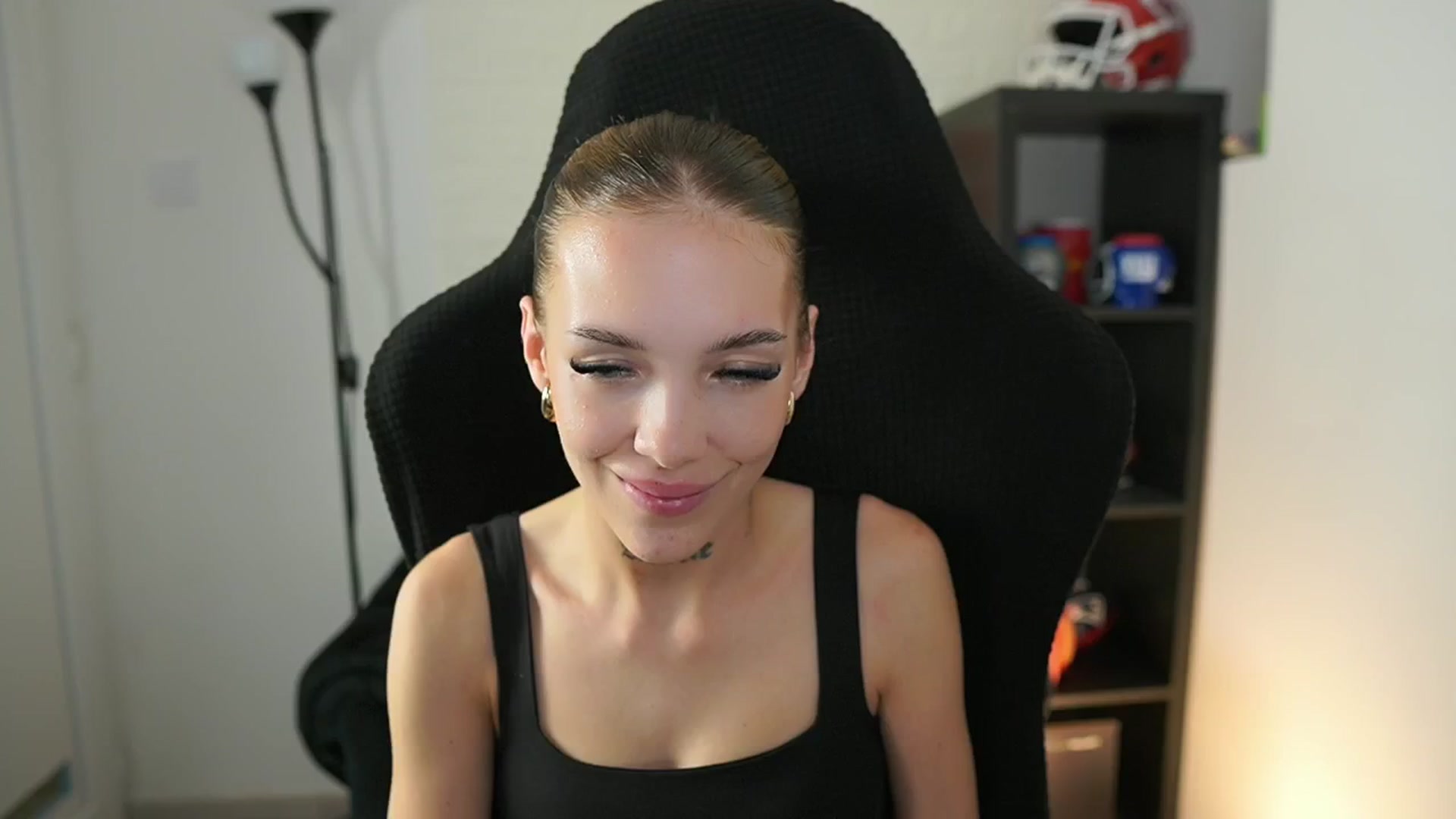 Gallery image thumbnail from Alexxisky's myfreecams stream on, 09/22/2025, 16:25 image 16 of 20