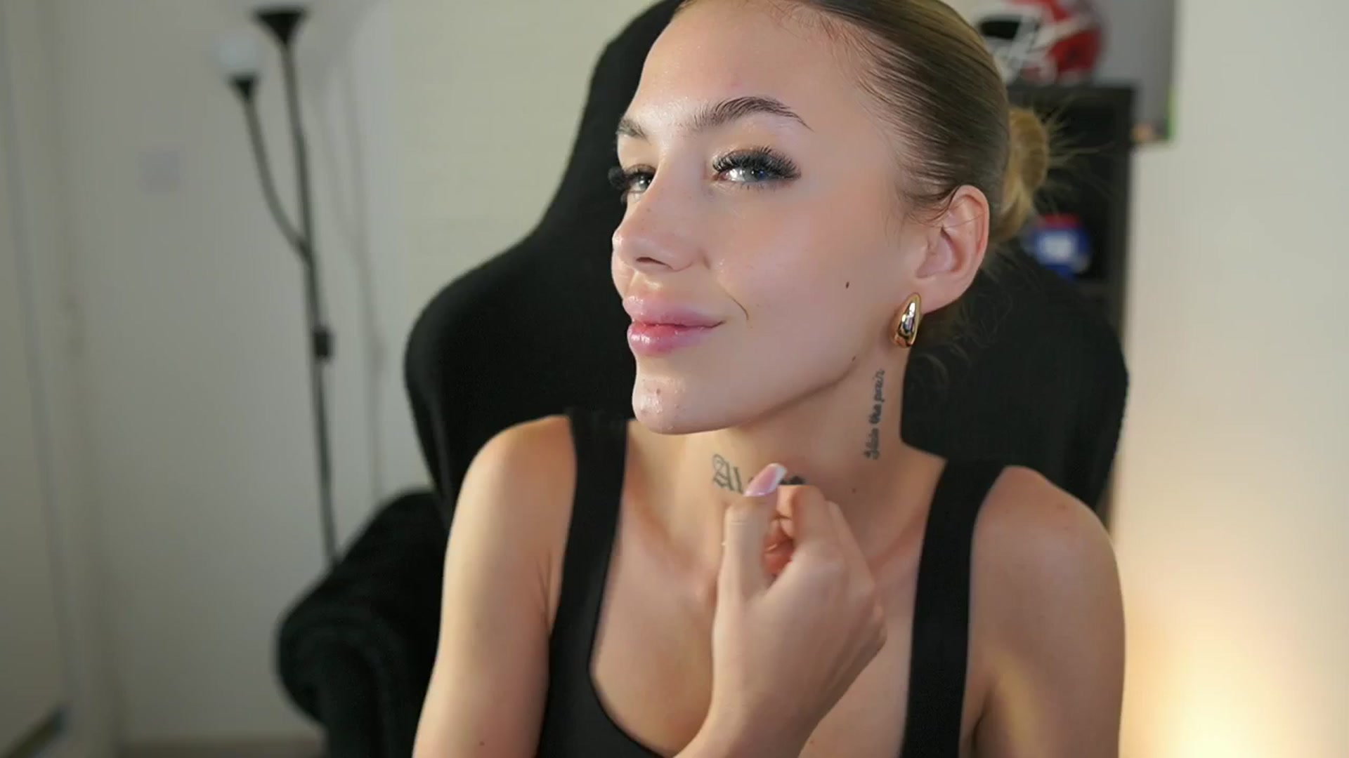 Gallery image thumbnail from Alexxisky's myfreecams stream on, 09/22/2025, 17:03 image 2 of 20