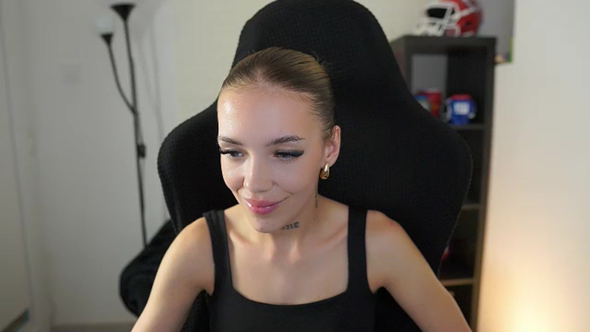 Gallery image thumbnail from Alexxisky's myfreecams stream on, 09/22/2025, 18:01 image 5 of 20