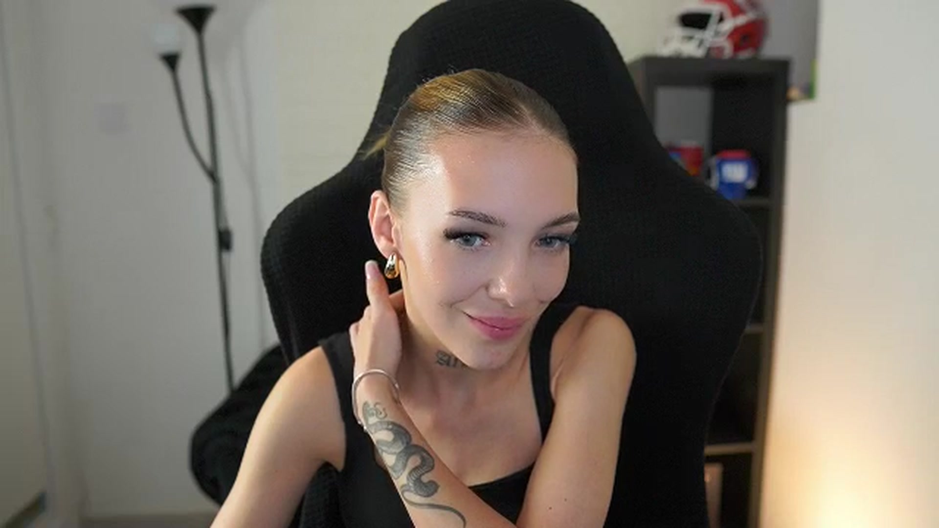 Gallery image thumbnail from Alexxisky's myfreecams stream on, 09/22/2025, 18:01 image 16 of 20