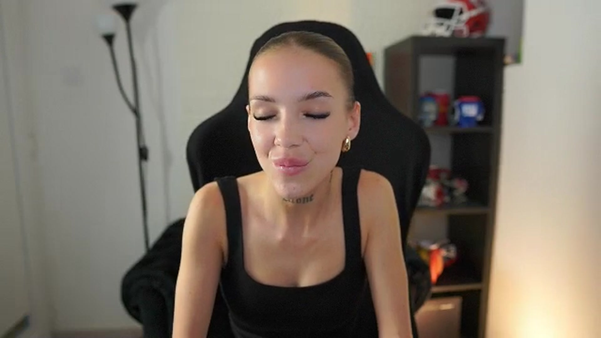 Gallery image thumbnail from Alexxisky's myfreecams stream on, 09/22/2025, 18:01 image 18 of 20