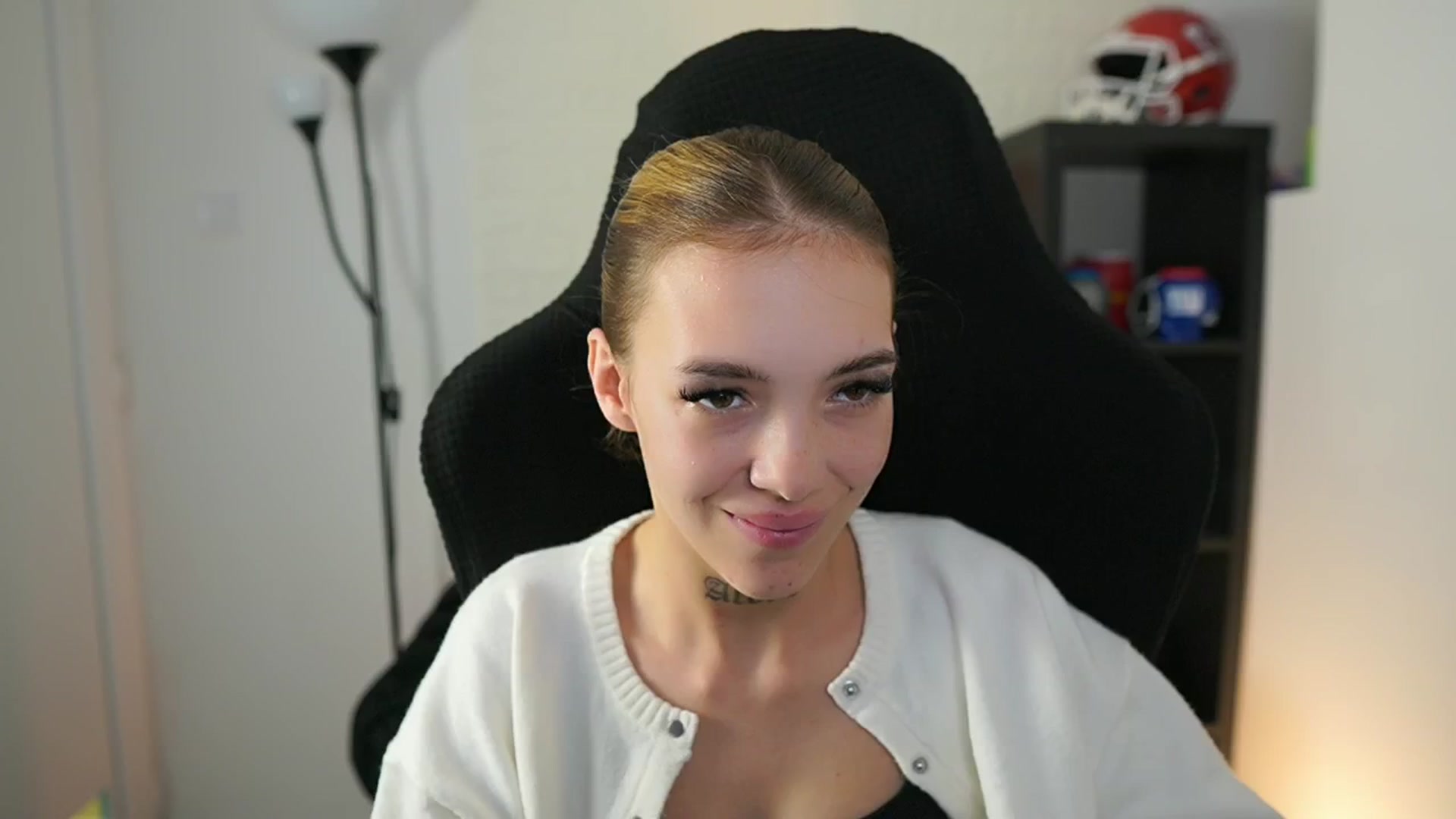 Gallery image thumbnail from Alexxisky's myfreecams stream on, 09/30/2025, 14:58 image 6 of 20