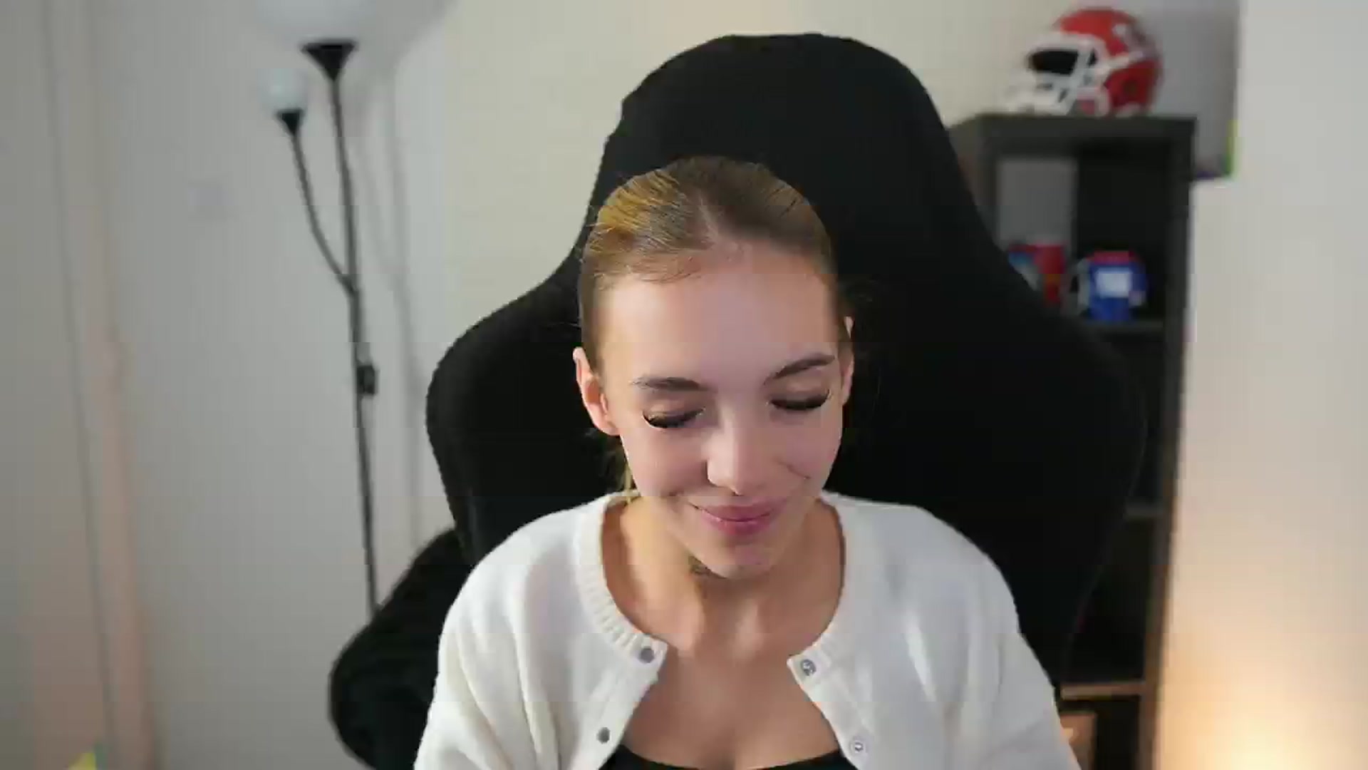 Gallery image thumbnail from Alexxisky's myfreecams stream on, 09/30/2025, 15:38 image 6 of 20