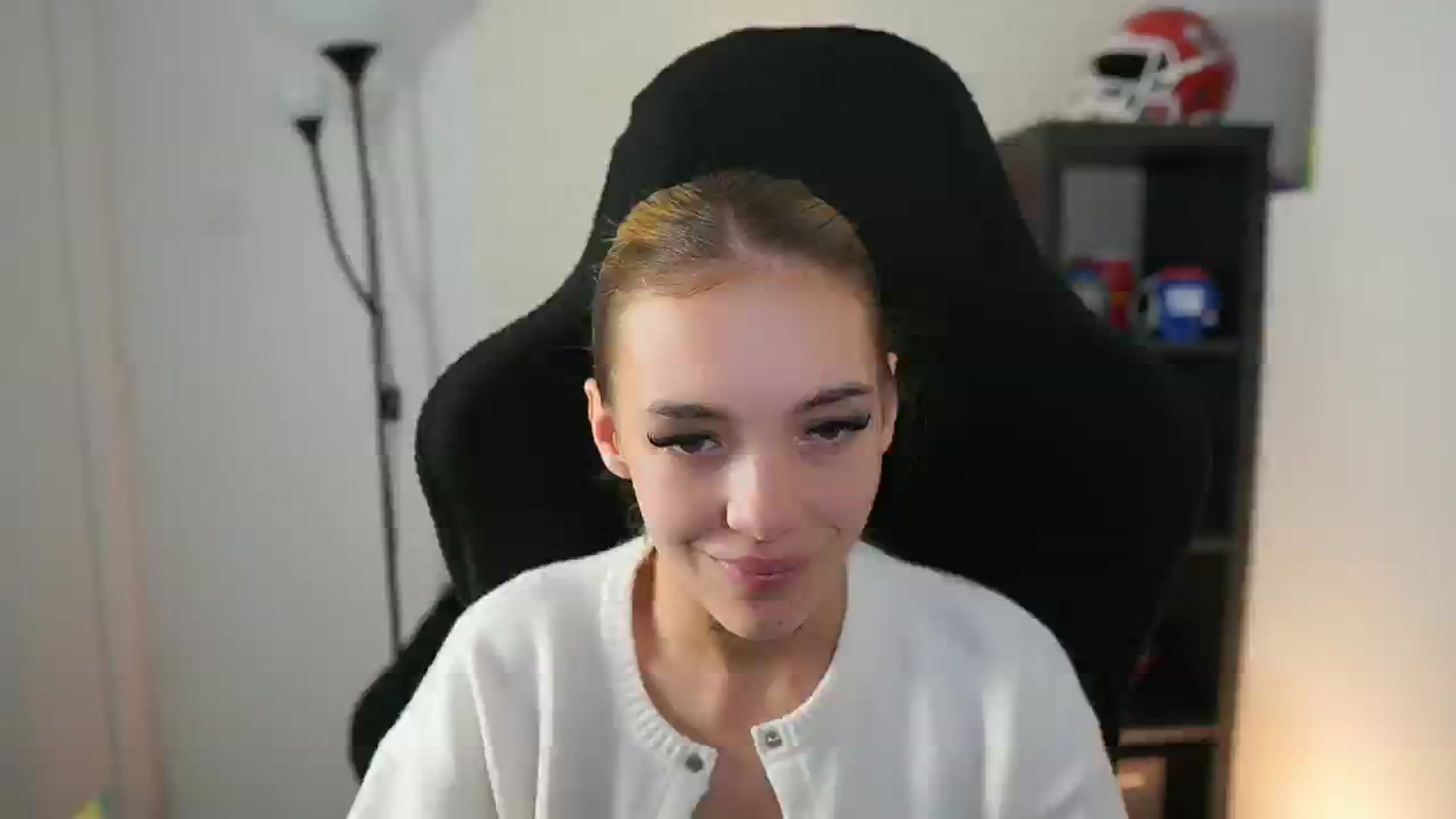 Gallery image thumbnail from Alexxisky's myfreecams stream on, 09/30/2025, 15:38 image 4 of 20