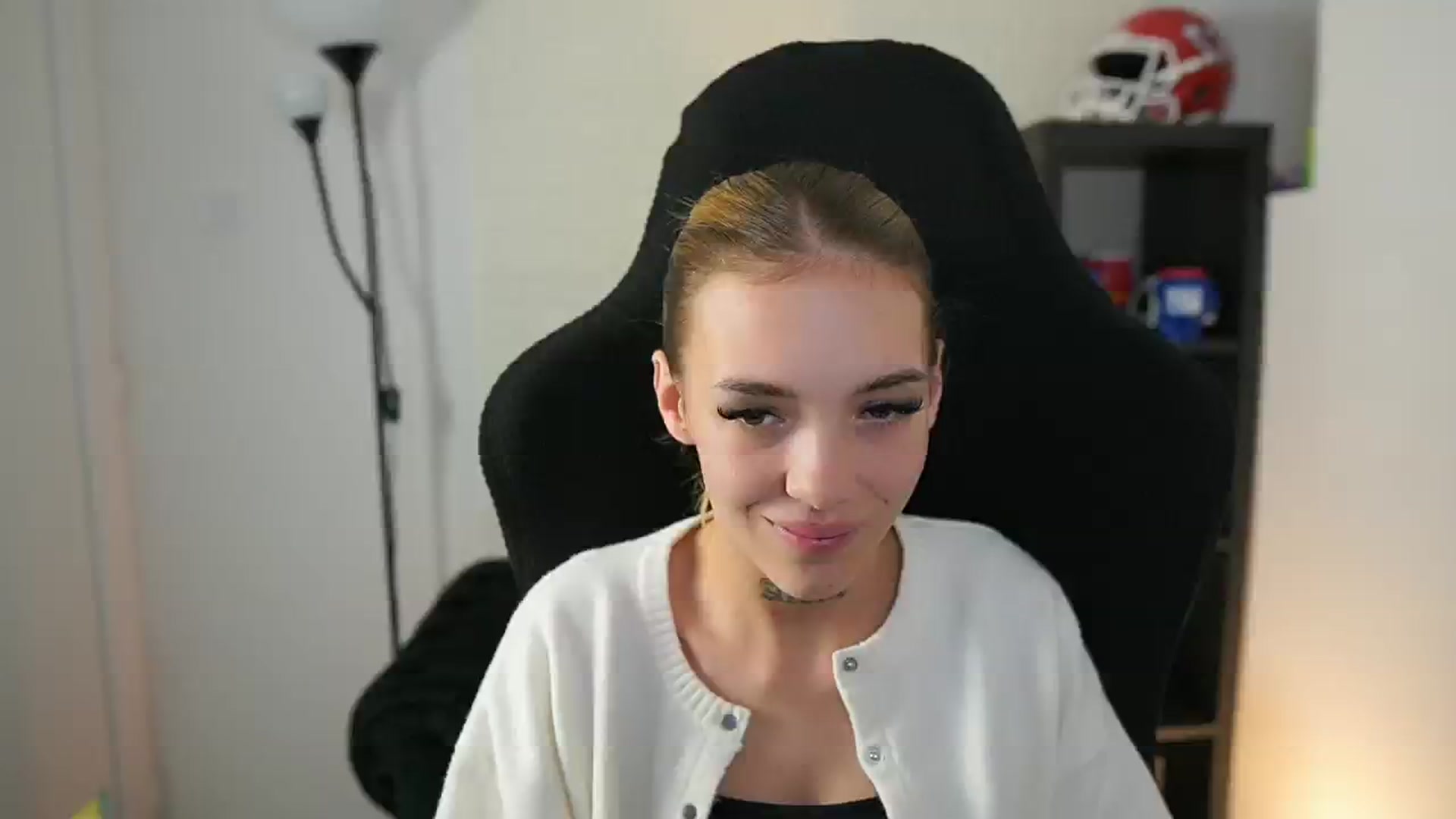 Gallery image thumbnail from Alexxisky's myfreecams stream on, 09/30/2025, 15:38 image 18 of 20