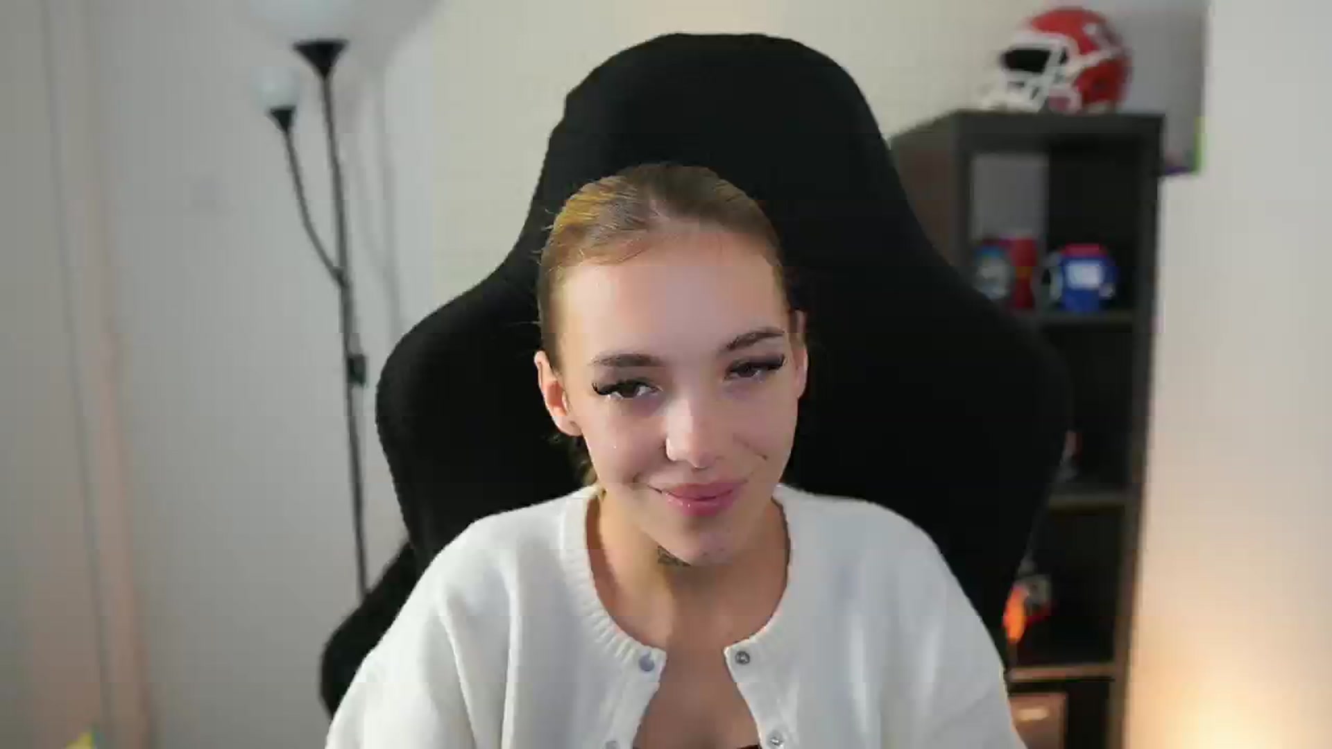 Gallery image thumbnail from Alexxisky's myfreecams stream on, 09/30/2025, 15:38 image 9 of 20