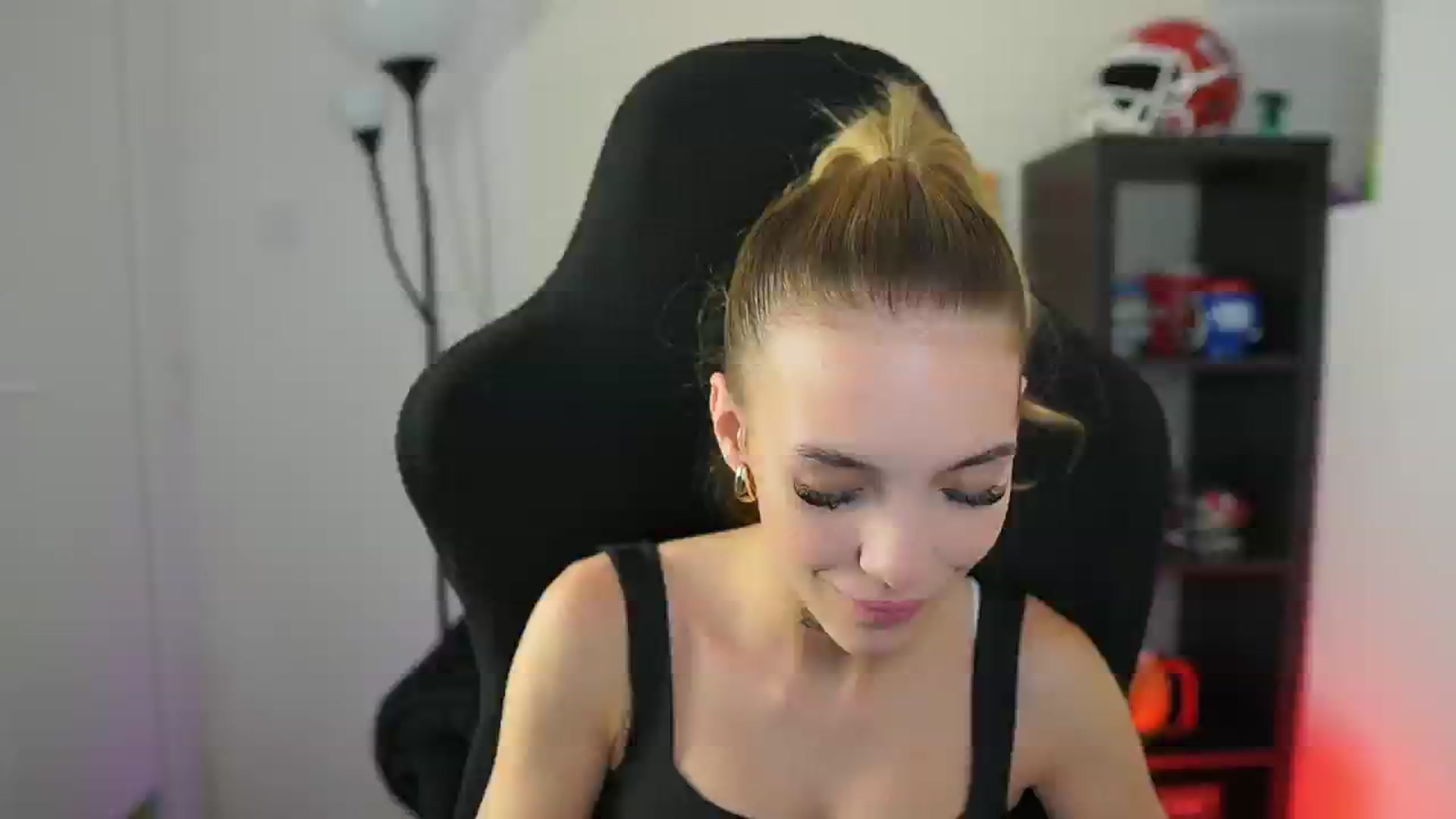 Gallery image thumbnail from Alexxisky's myfreecams stream on, 10/04/2025, 12:02 image 16 of 20