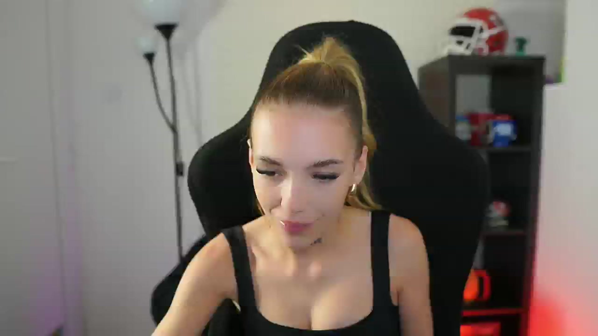 Gallery image thumbnail from Alexxisky's myfreecams stream on, 10/04/2025, 12:02 image 4 of 20