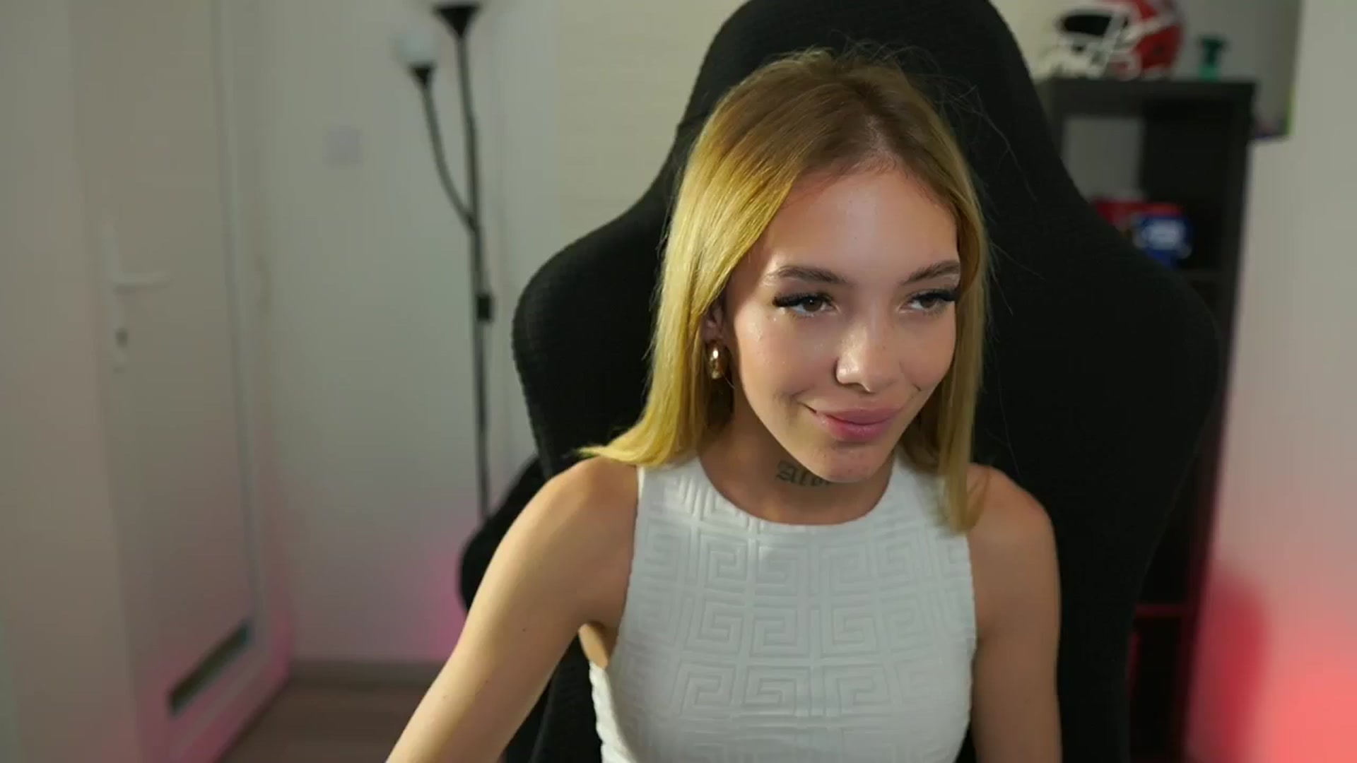 Gallery image thumbnail from Alexxisky's myfreecams stream on, 10/05/2025, 15:13 image 13 of 20
