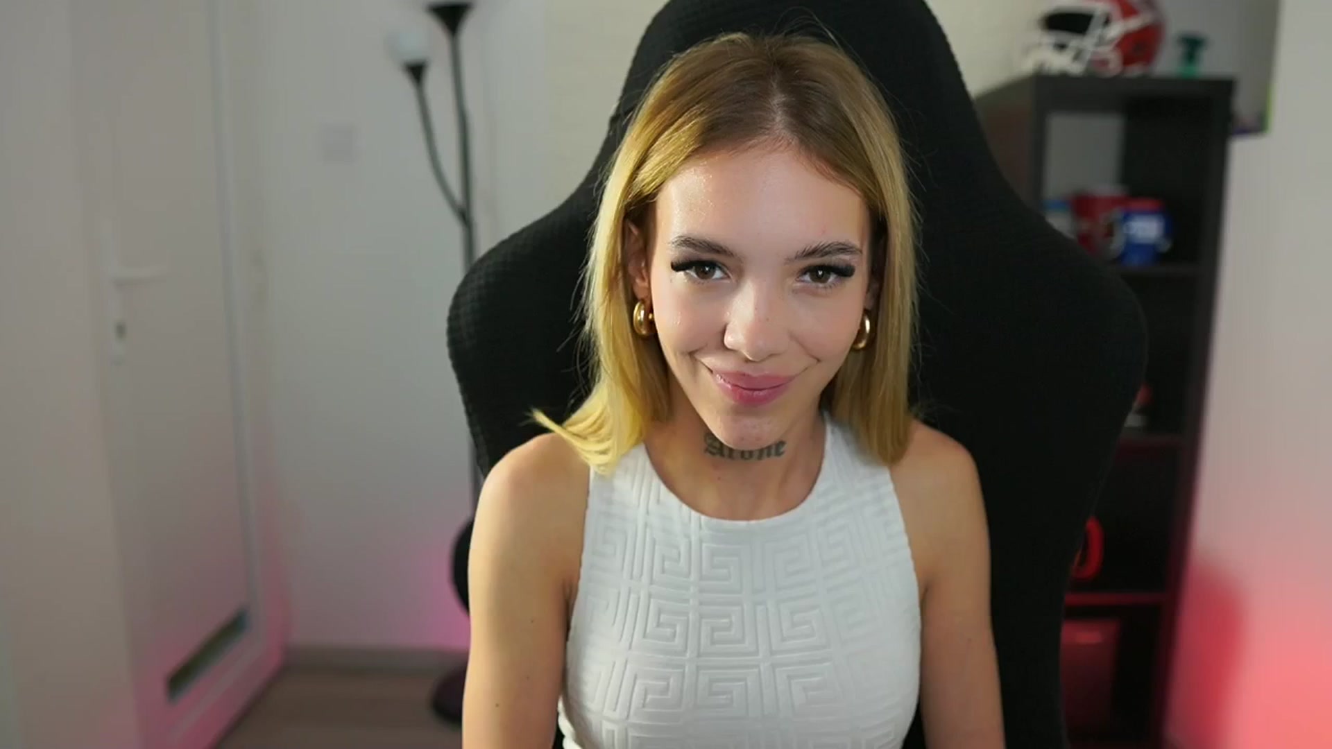 Gallery image thumbnail from Alexxisky's myfreecams stream on, 10/05/2025, 15:13 image 9 of 20
