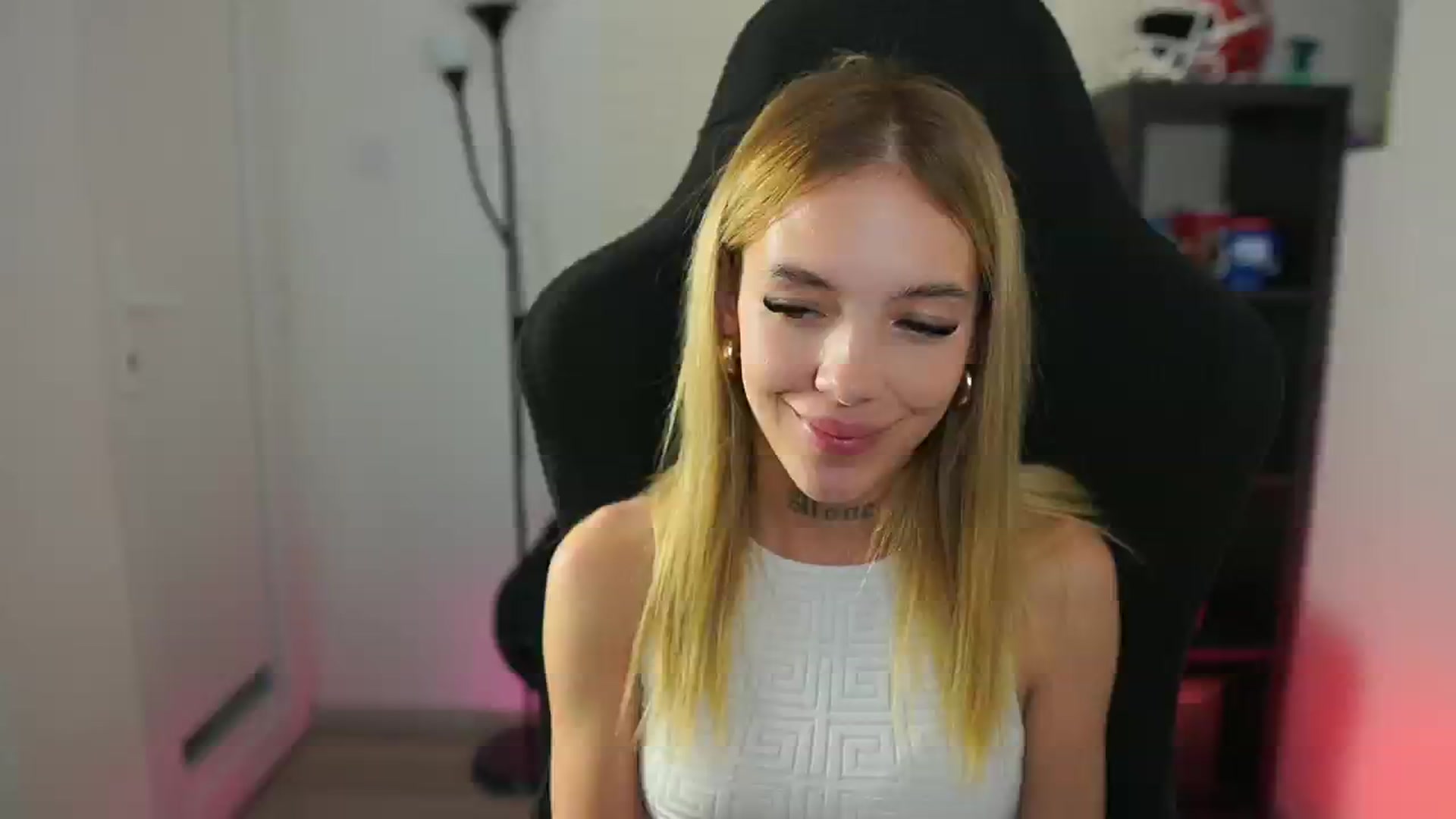Gallery image thumbnail from Alexxisky's myfreecams stream on, 10/05/2025, 18:03 image 1 of 20