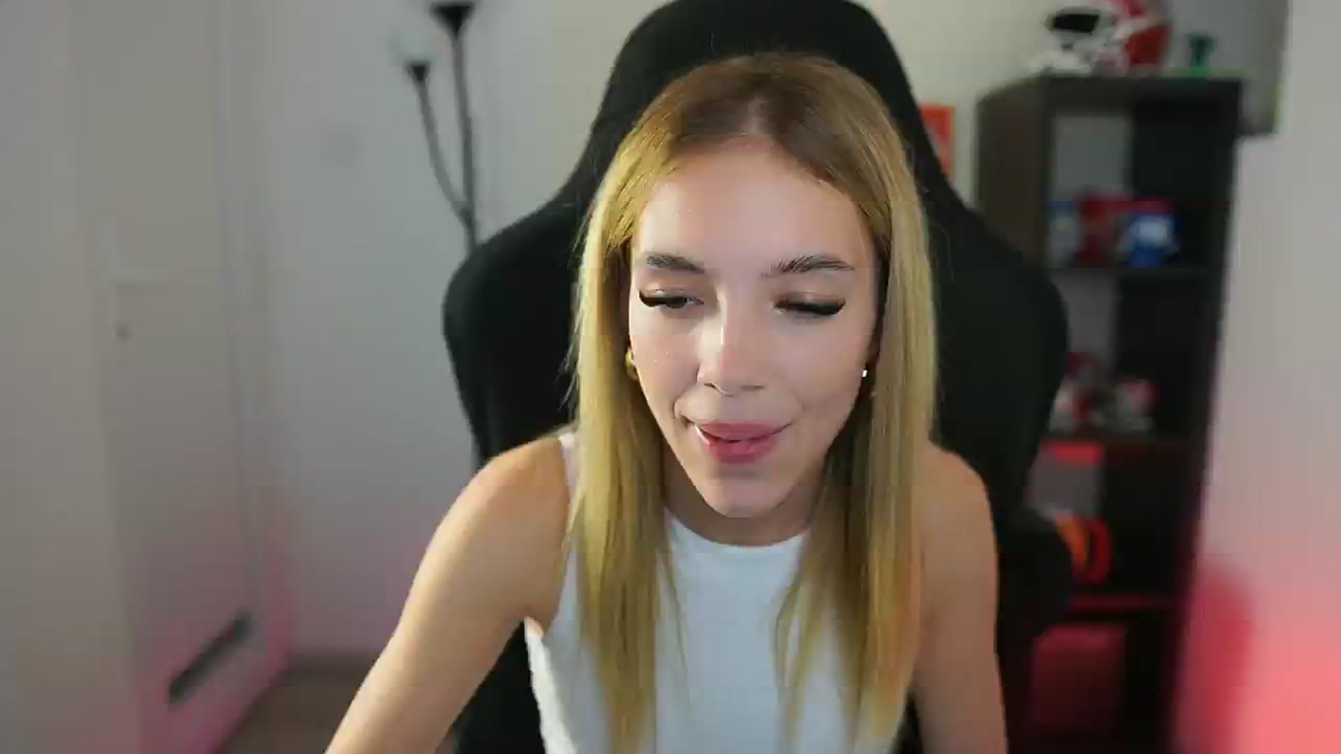 Gallery image thumbnail from Alexxisky's myfreecams stream on, 10/05/2025, 18:03 image 4 of 20