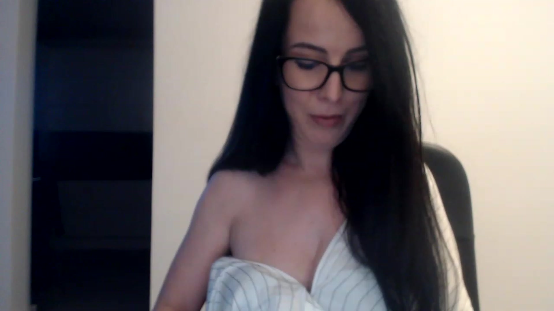 Gallery image thumbnail from Alexys23's myfreecams stream on, 12/12/2022, 03:37 image 19 of 20