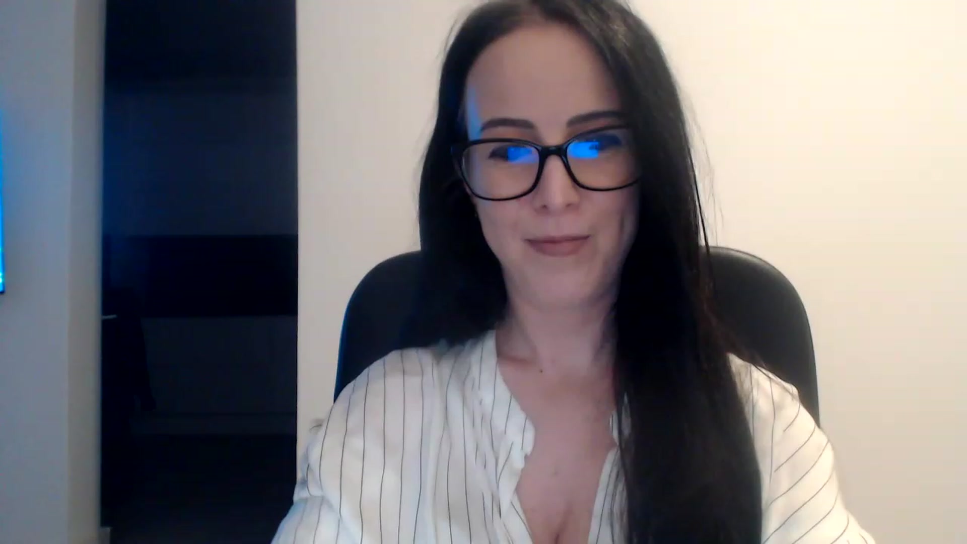 Gallery image thumbnail from Alexys23's myfreecams stream on, 12/12/2022, 03:37 image 3 of 20