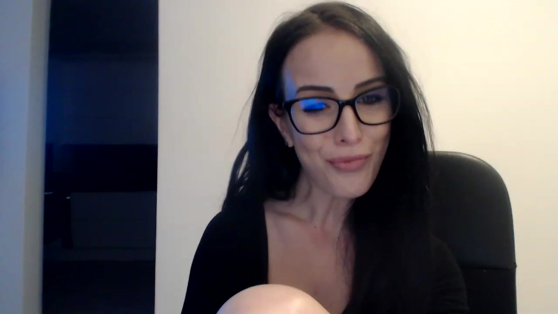 Gallery image thumbnail from Alexys23's myfreecams stream on, 12/19/2022, 02:49 image 17 of 20