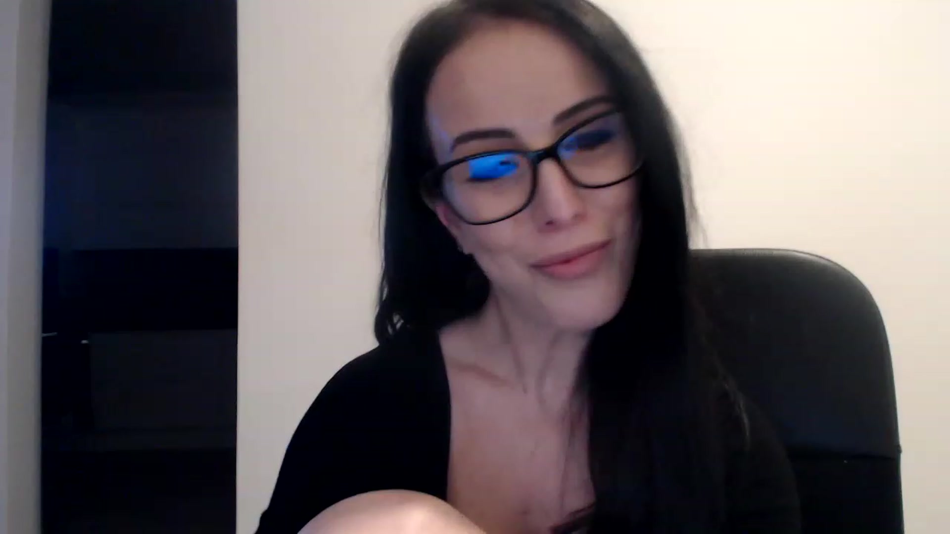 Gallery image thumbnail from Alexys23's myfreecams stream on, 12/19/2022, 04:16 image 18 of 20