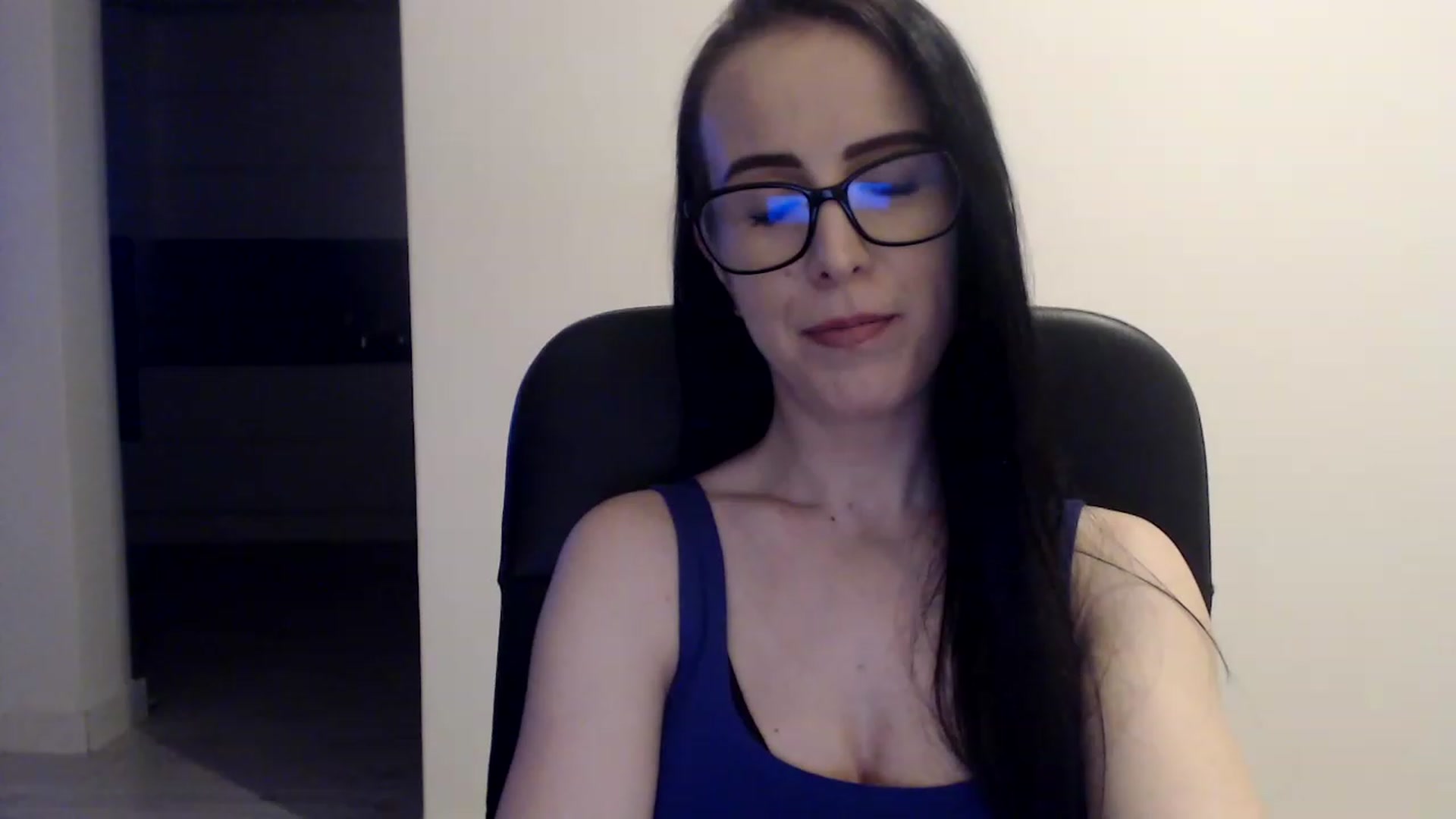 Gallery image thumbnail from Alexys23's myfreecams stream on, 04/10/2023, 04:04 image 3 of 20