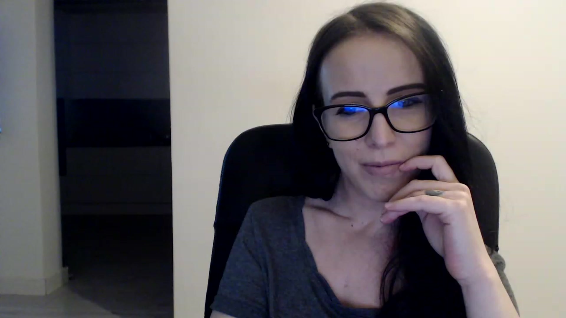 Gallery image thumbnail from Alexys23's myfreecams stream on, 04/29/2023, 02:45 image 8 of 20