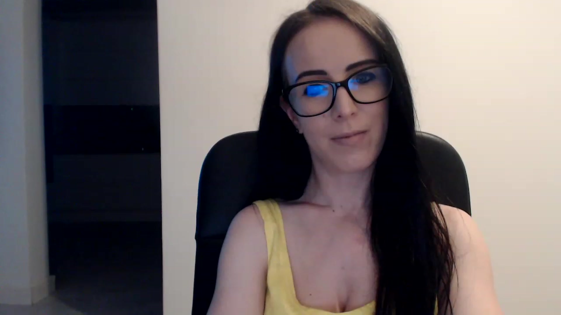 Gallery image thumbnail from Alexys23's myfreecams stream on, 06/12/2023, 03:22 image 5 of 20