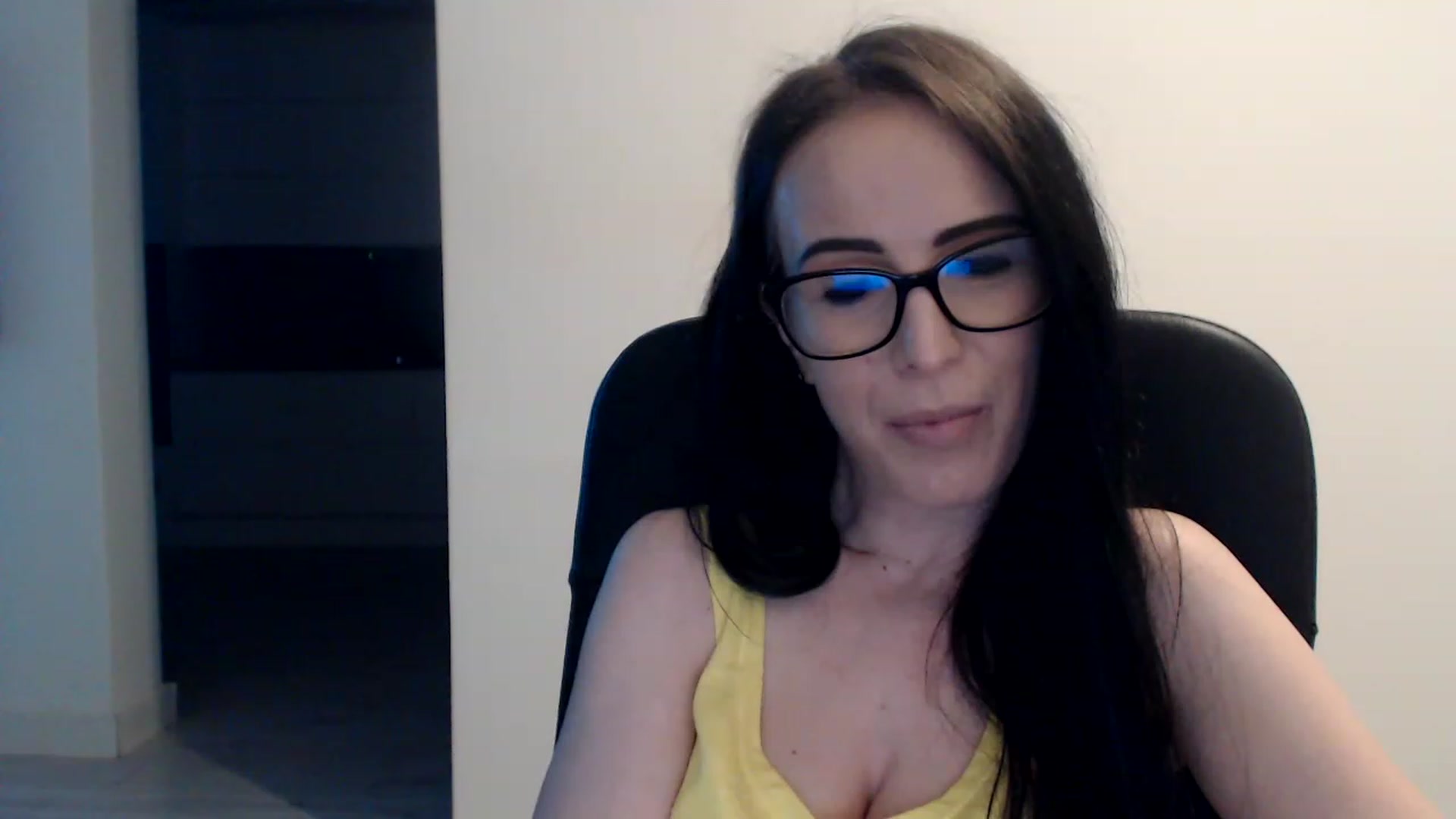 Gallery image thumbnail from Alexys23's myfreecams stream on, 06/12/2023, 03:22 image 13 of 20