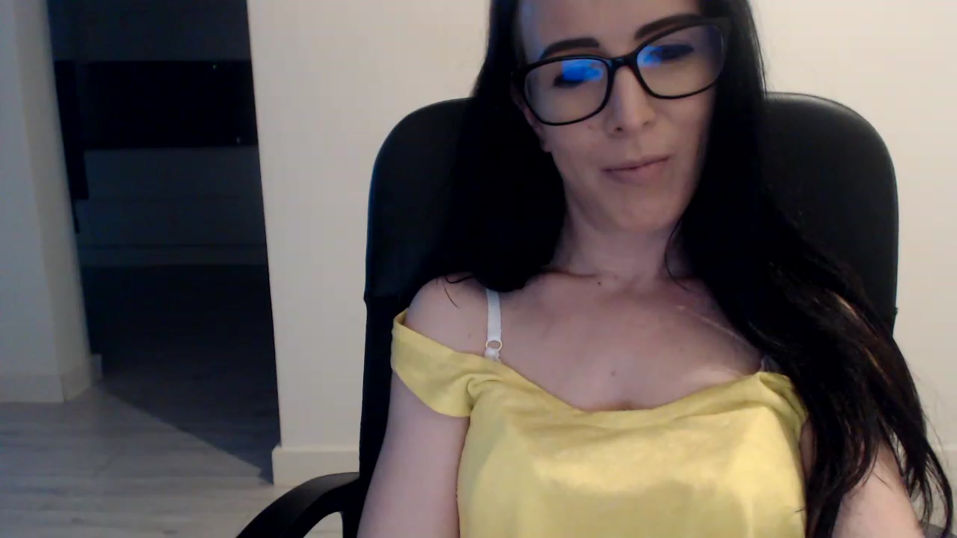 Gallery image thumbnail from Alexys23's myfreecams stream on, 06/12/2023, 05:31 image 5 of 20