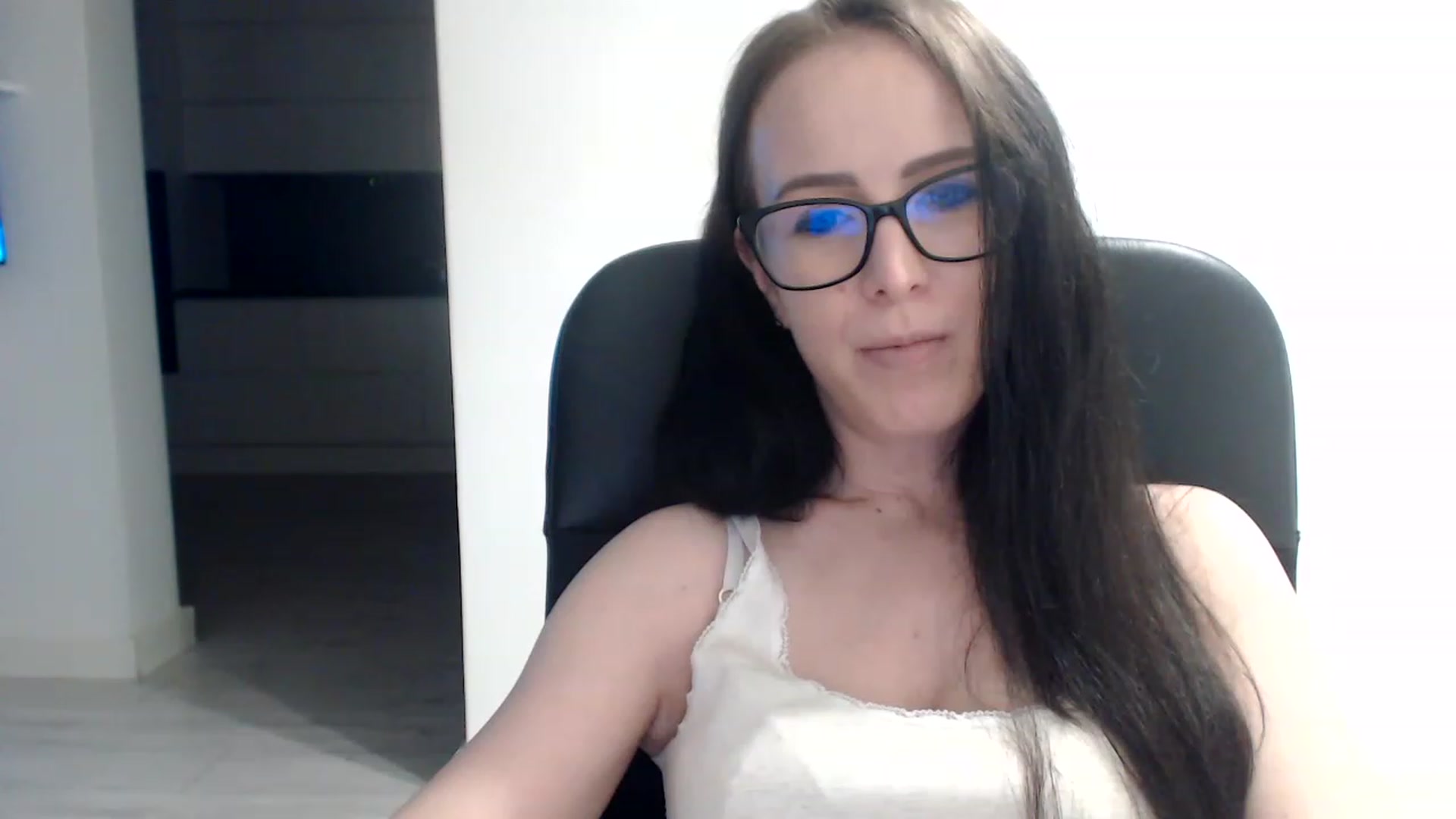 Gallery image thumbnail from Alexys23's myfreecams stream on, 08/13/2023, 03:32 image 3 of 20