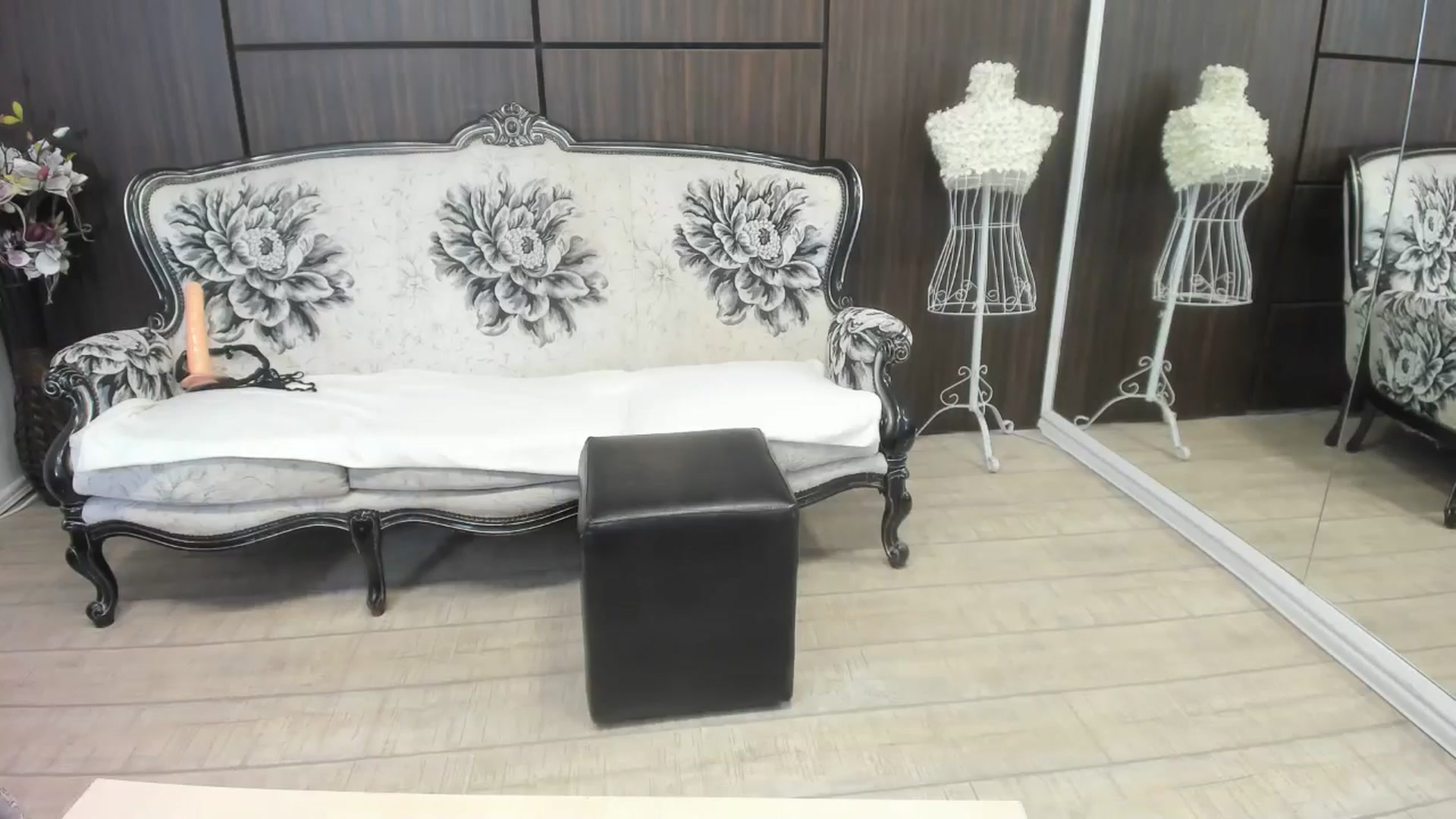 Gallery image thumbnail from Alfawoman_'s myfreecams stream on, 05/27/2024, 09:04 image 16 of 20