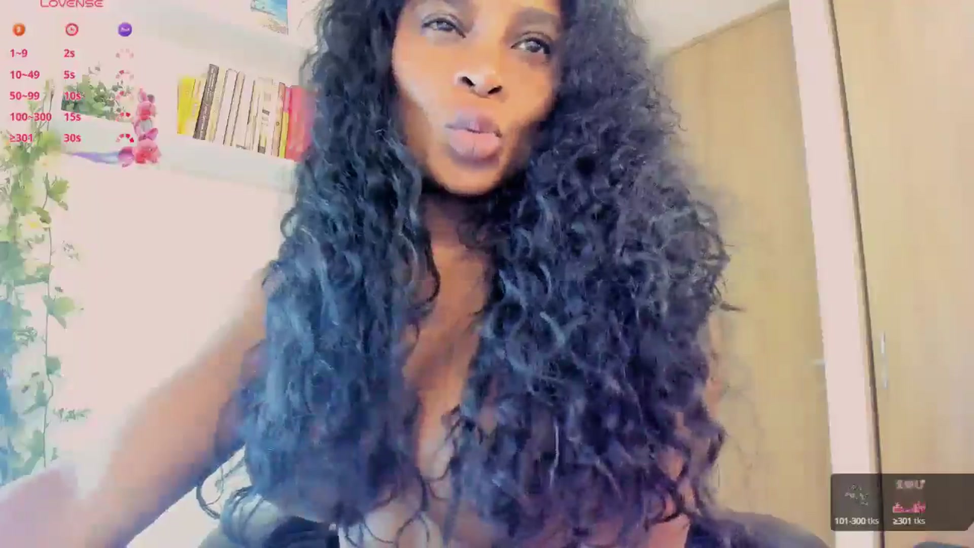 Gallery image thumbnail from AlianaxLover's myfreecams stream on, 03/19/2025, 13:36 image 6 of 20